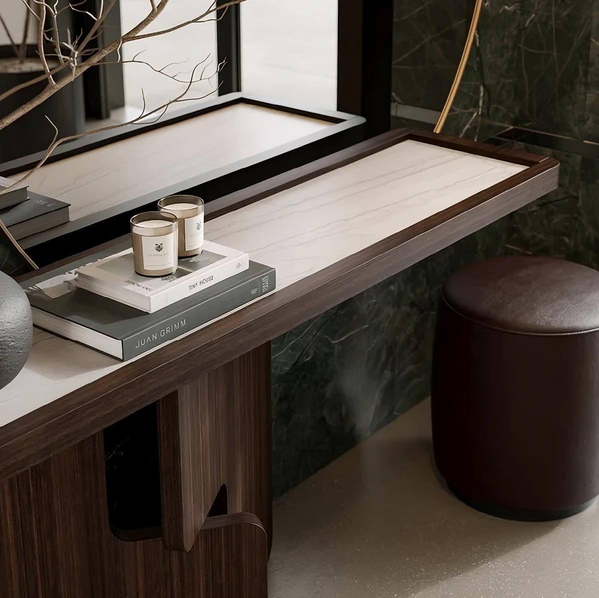 Consola Escultural Contemporánea de Madera de Roble con Tapa de Cerámica Moderno en venta