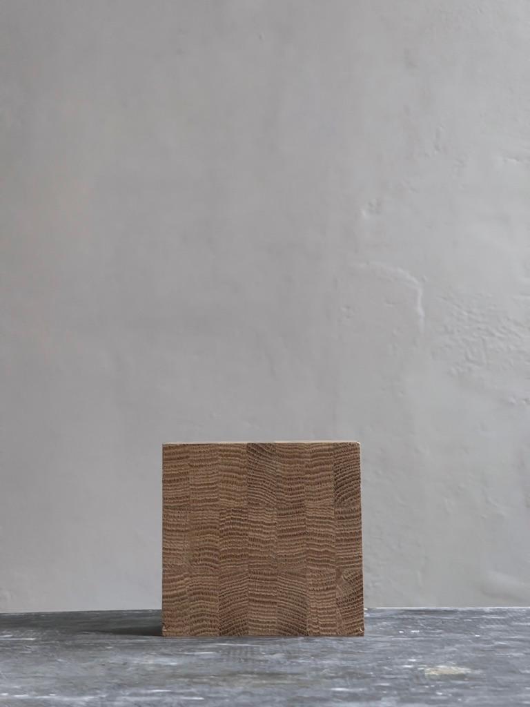 Offcut Collection'S 
Von Lærke Ryom 2021. 
Einzeln signiert. Abmessungen 11 x 10,5 x 4 cm. 

(Bitte beachten Sie die anderen Angebote dieser Collection'S)

-Offcut-Kollektion von Lærke Ryom aus Dänemark erforscht die Ästhetik von Hirnholz und
