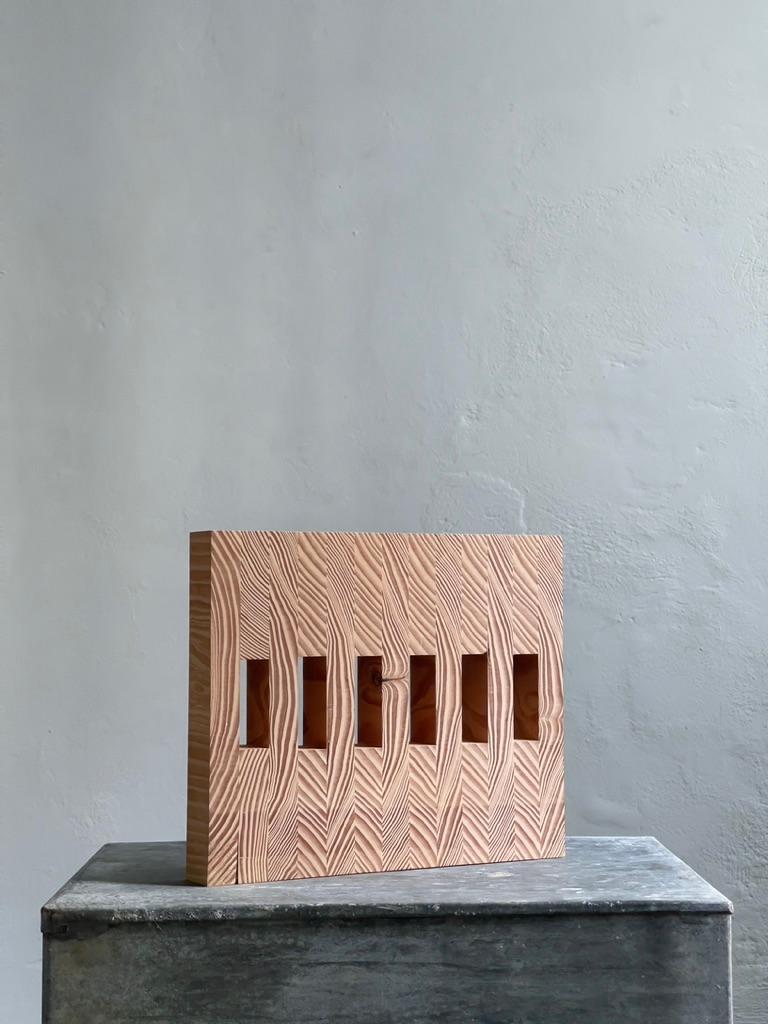 Minimaliste Objet sculptural contemporain fabriqu entirement  partir de dcoupes de bois de pin industriel  en vente