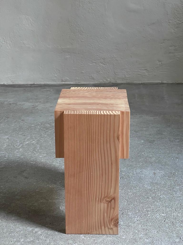 Zeitgenössisches skulpturales Objekt aus industriellen Kiefernholz-Ausschnitten (Albanisch) im Angebot