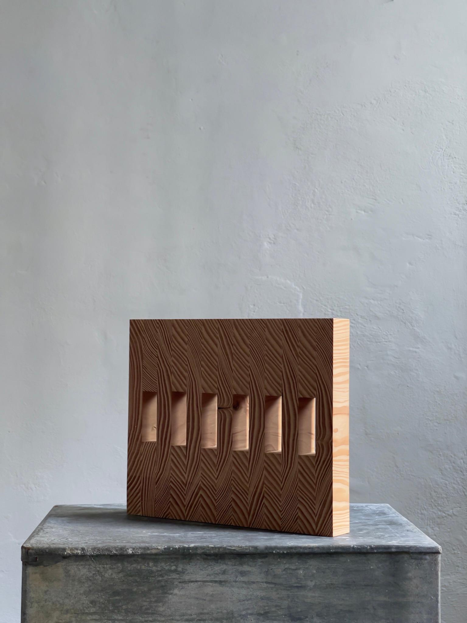 Danois Objet sculptural contemporain fabriqu entirement  partir de dcoupes de bois de pin industriel  en vente
