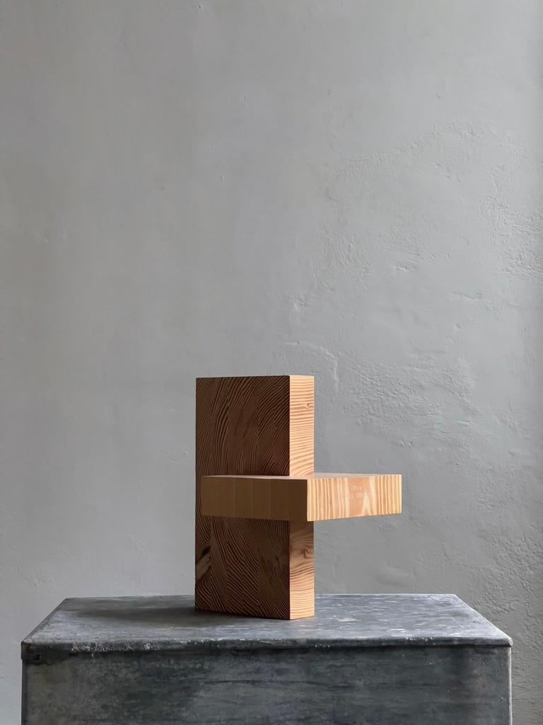 Zeitgenössisches skulpturales Objekt aus industriellen Kiefernholz-Ausschnitten im Angebot 1