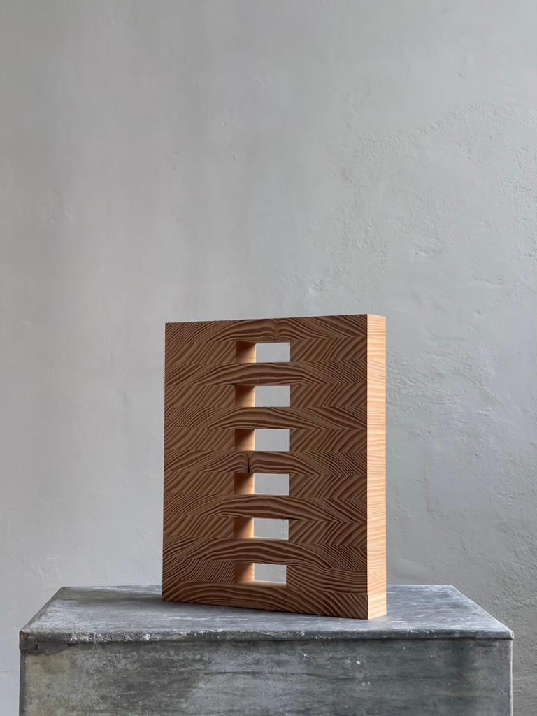 Pin Objet sculptural contemporain fabriqu entirement  partir de dcoupes de bois de pin industriel  en vente