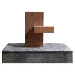 Objet sculptural contemporain fabriqué entièrement à partir de découpes de bois de pin industriel