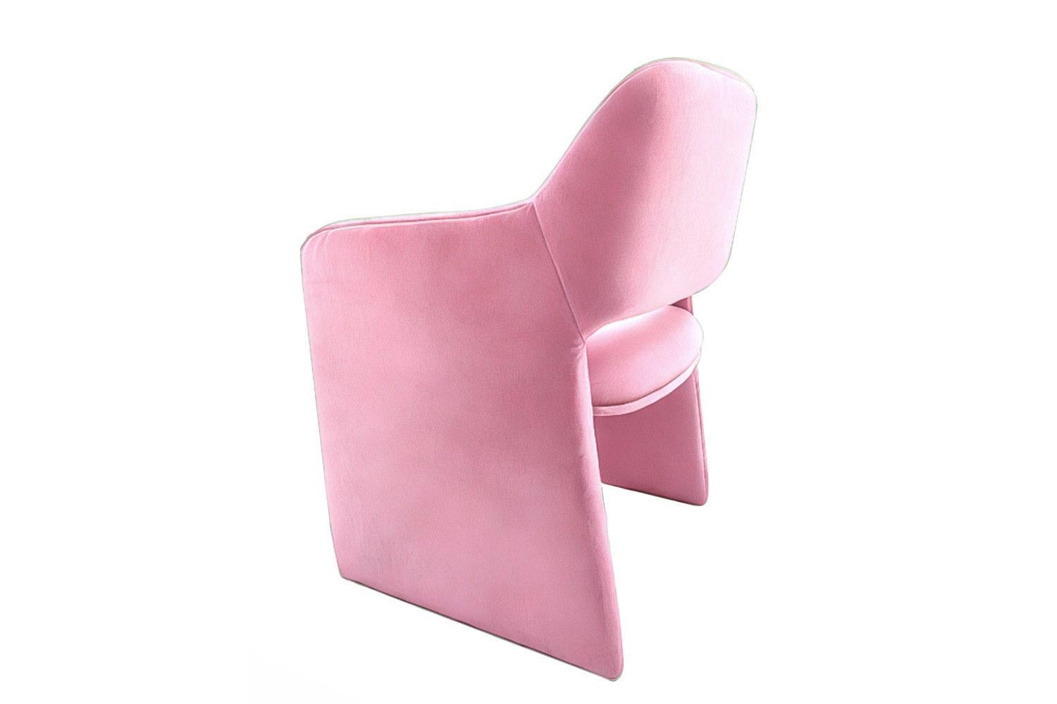 Beim Alquimia Dining Chair trifft Minimalismus auf Sinnlichkeit - eine zeitgenössische Ikone, die die Schärfe moderner Interieurs abmildern soll. Mit seiner fließenden Silhouette, den umhüllenden Armlehnen und dem festen Stand verwischt Alquimia die