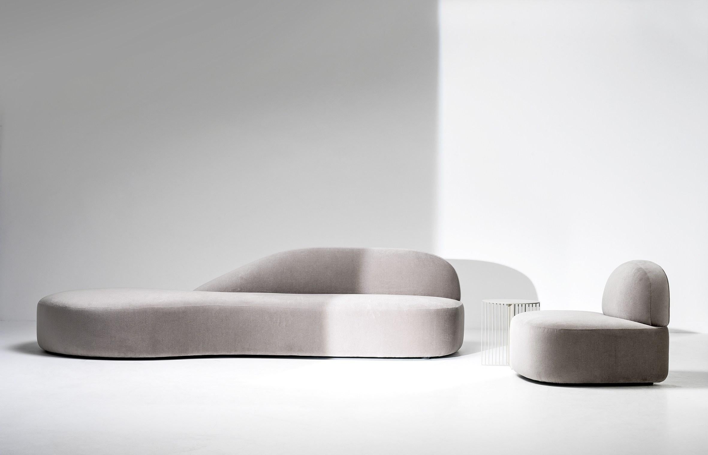 Handgefertigtes, skulpturales Sofa mit geschwungenen Linien und plüschigen Sitzflächen. Dieses Sofa bietet ein einzigartiges komfortables Sitzerlebnis, das in einem meisterhaften italienischen Produktionsverfahren hergestellt wird. Das Sofa ist mit