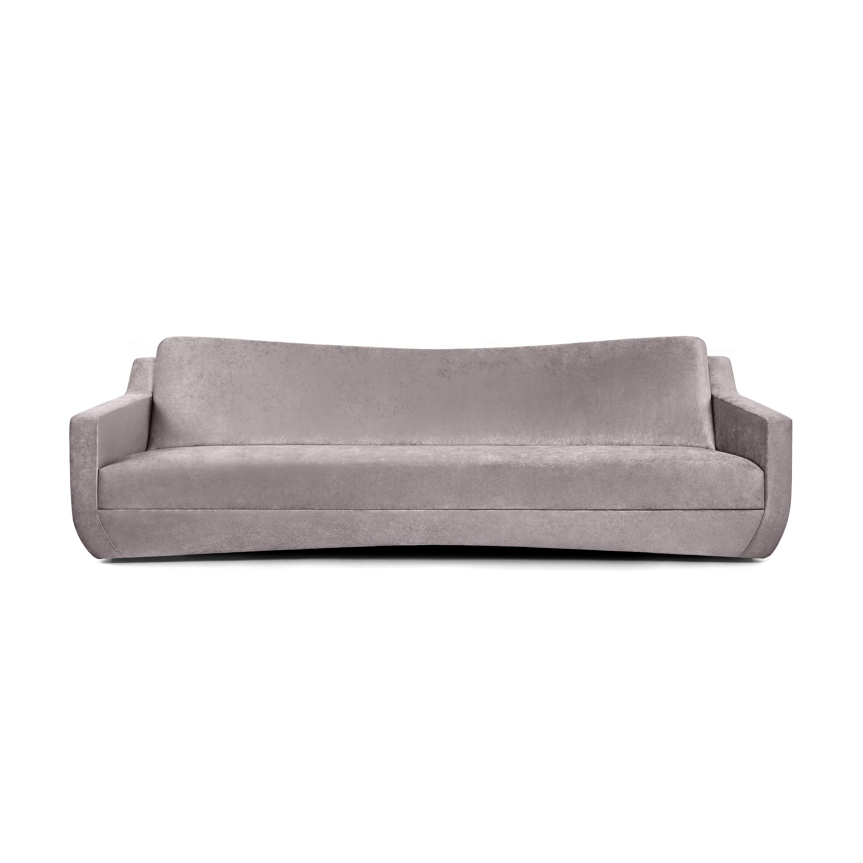 Dieses Sofa besticht durch sein klares und fesselndes Design und bietet ein mühelos cooles Finish.
Die schwungvolle Rückenlehne unterstreicht das integrierte Sitzkissen, das durch eine dezente Naht ergänzt wird, um das makellose Aussehen zu