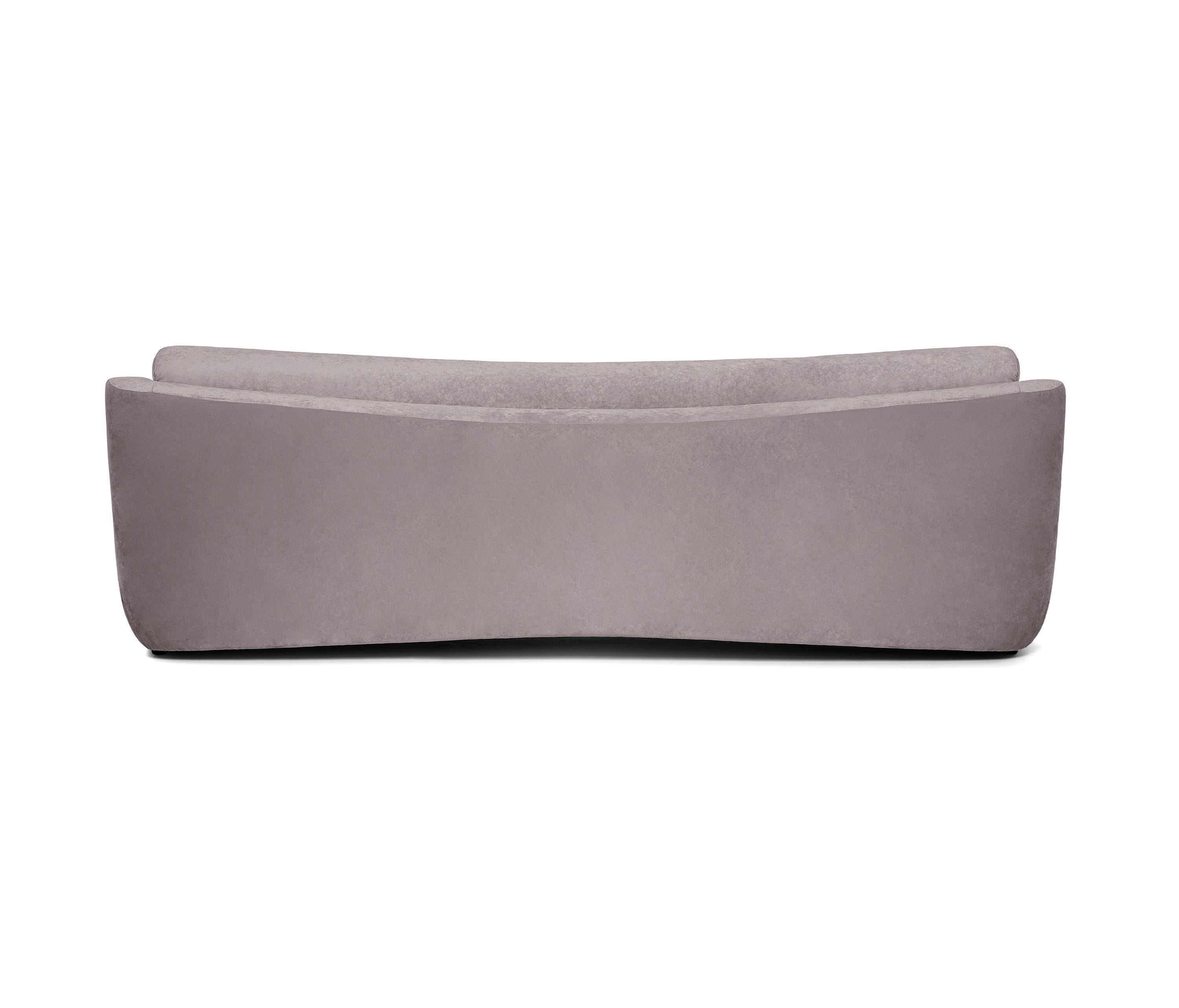 Contemporary Sculptural Sofa mit diskreter Naht (Samt) im Angebot