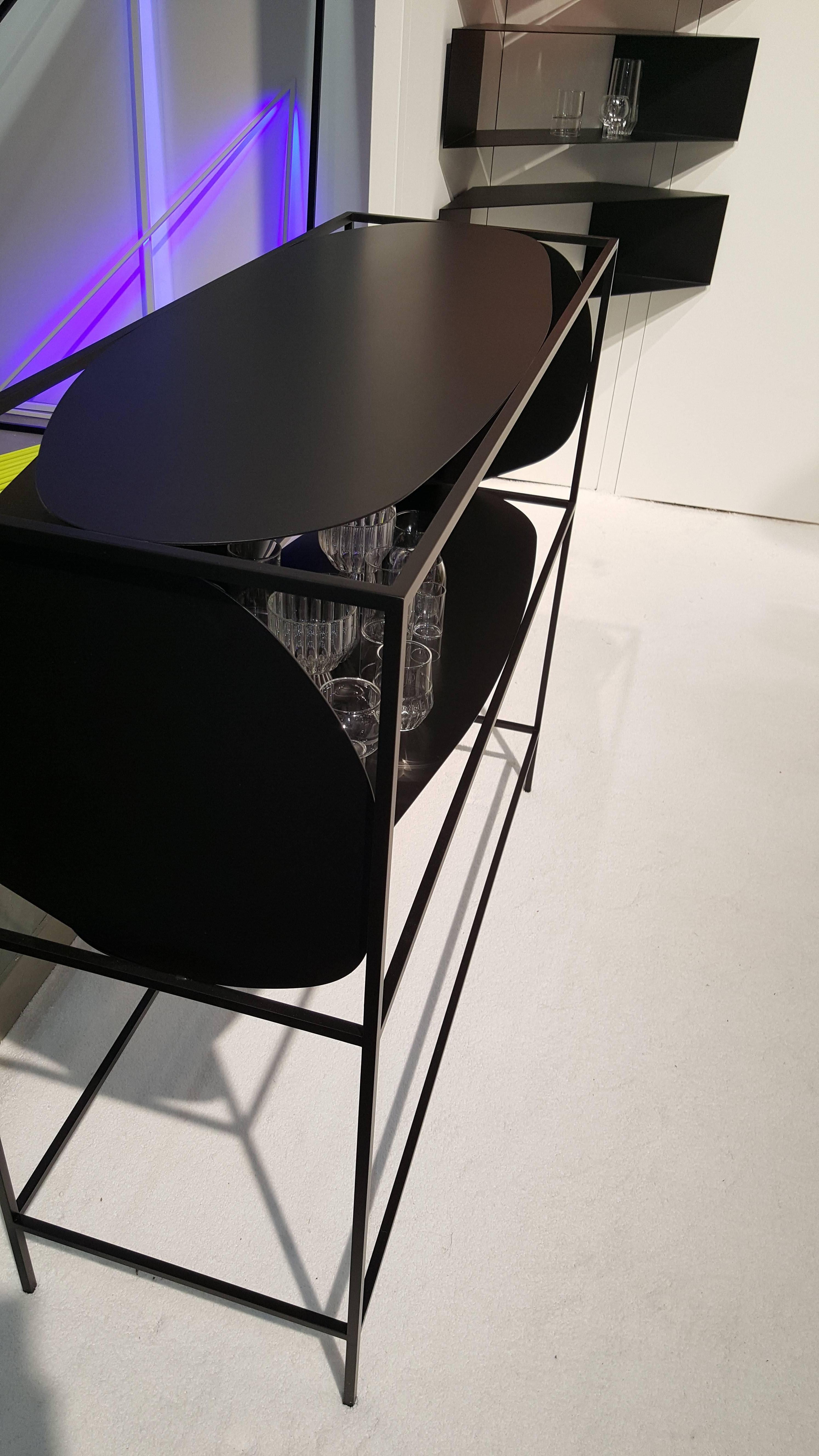 Crédence contemporaine sculpturale en acier noir Buffet Bar Handcraft USA en vente 3