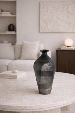 Vaso scultoreo contemporaneo in gres con struttura superficiale vulcanica