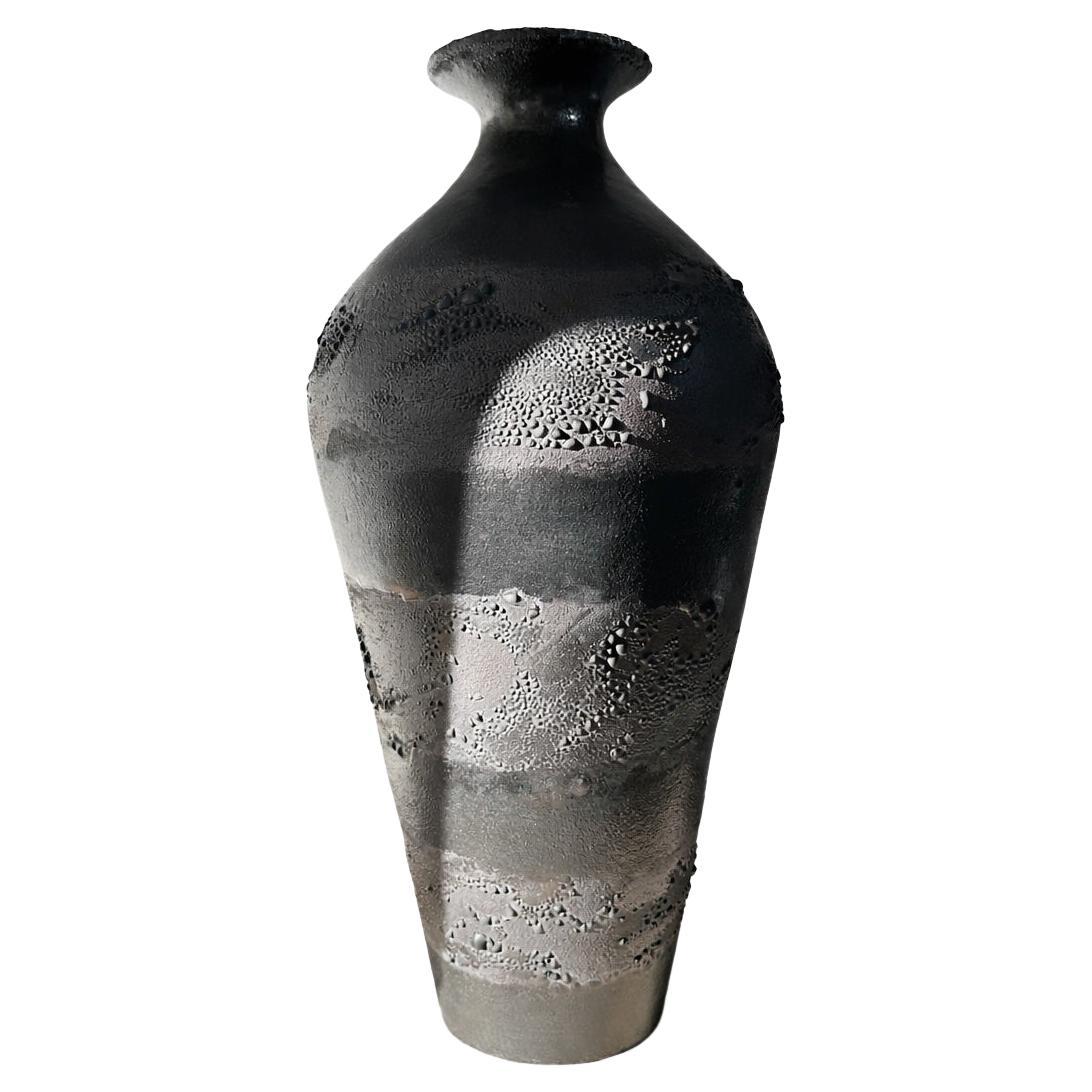 Vaso scultoreo contemporaneo in gres con struttura superficiale vulcanica