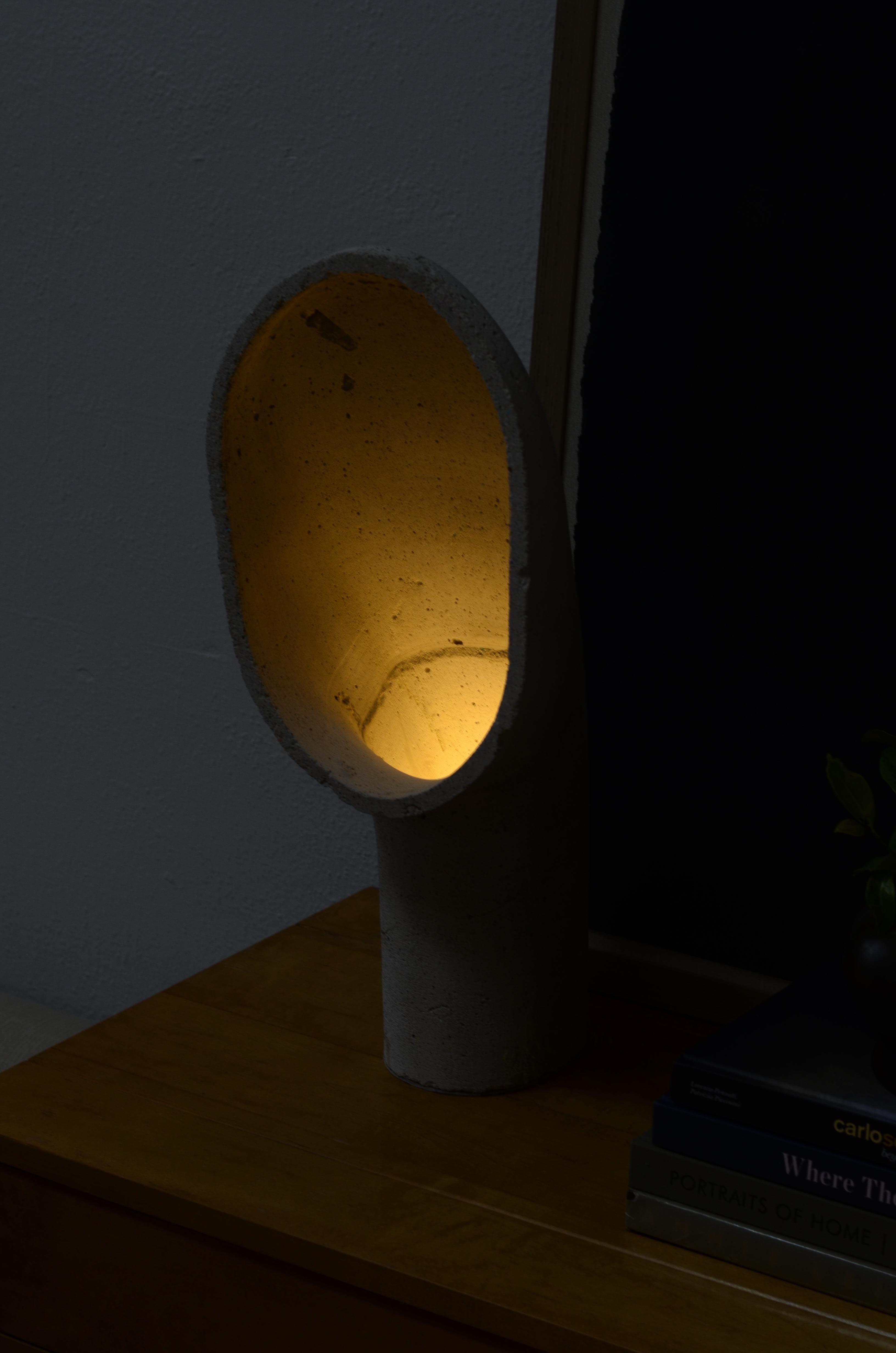 Français Lampe contemporaine sculpturale en béton durable de James Haywood en vente