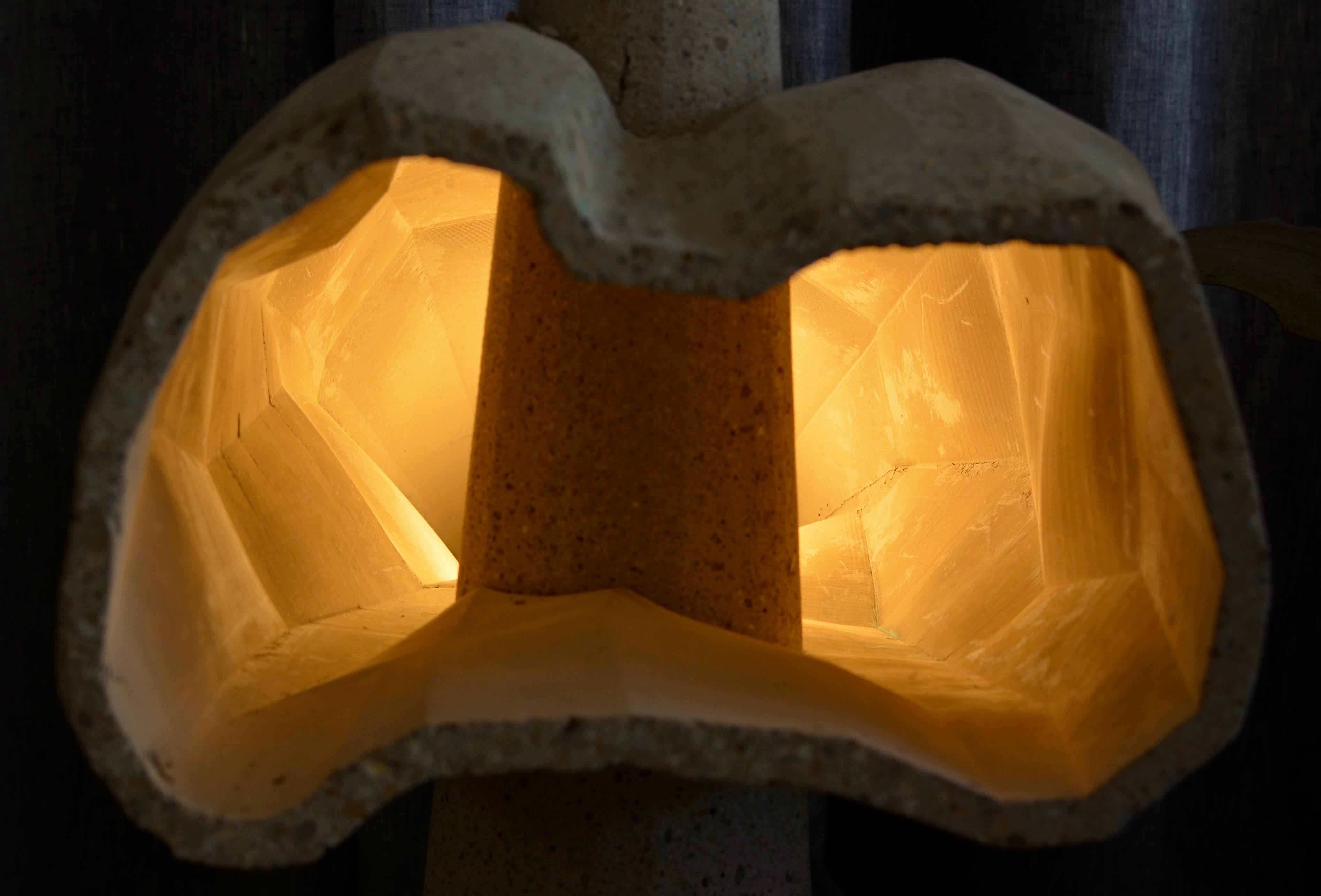 Moulage Lampe contemporaine sculpturale en béton durable par A James Haywood en vente