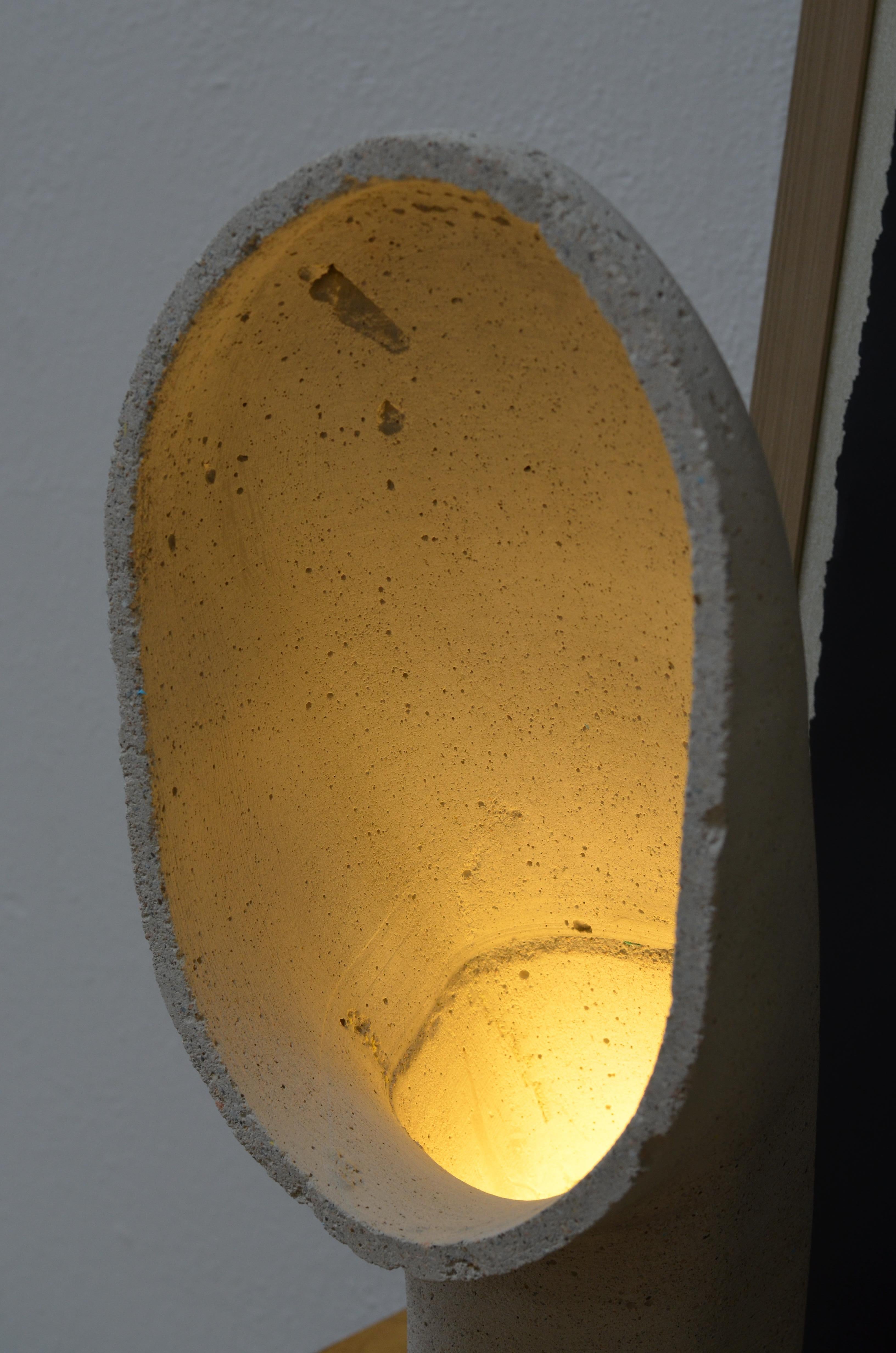 Moulage Lampe contemporaine sculpturale en béton durable de James Haywood en vente