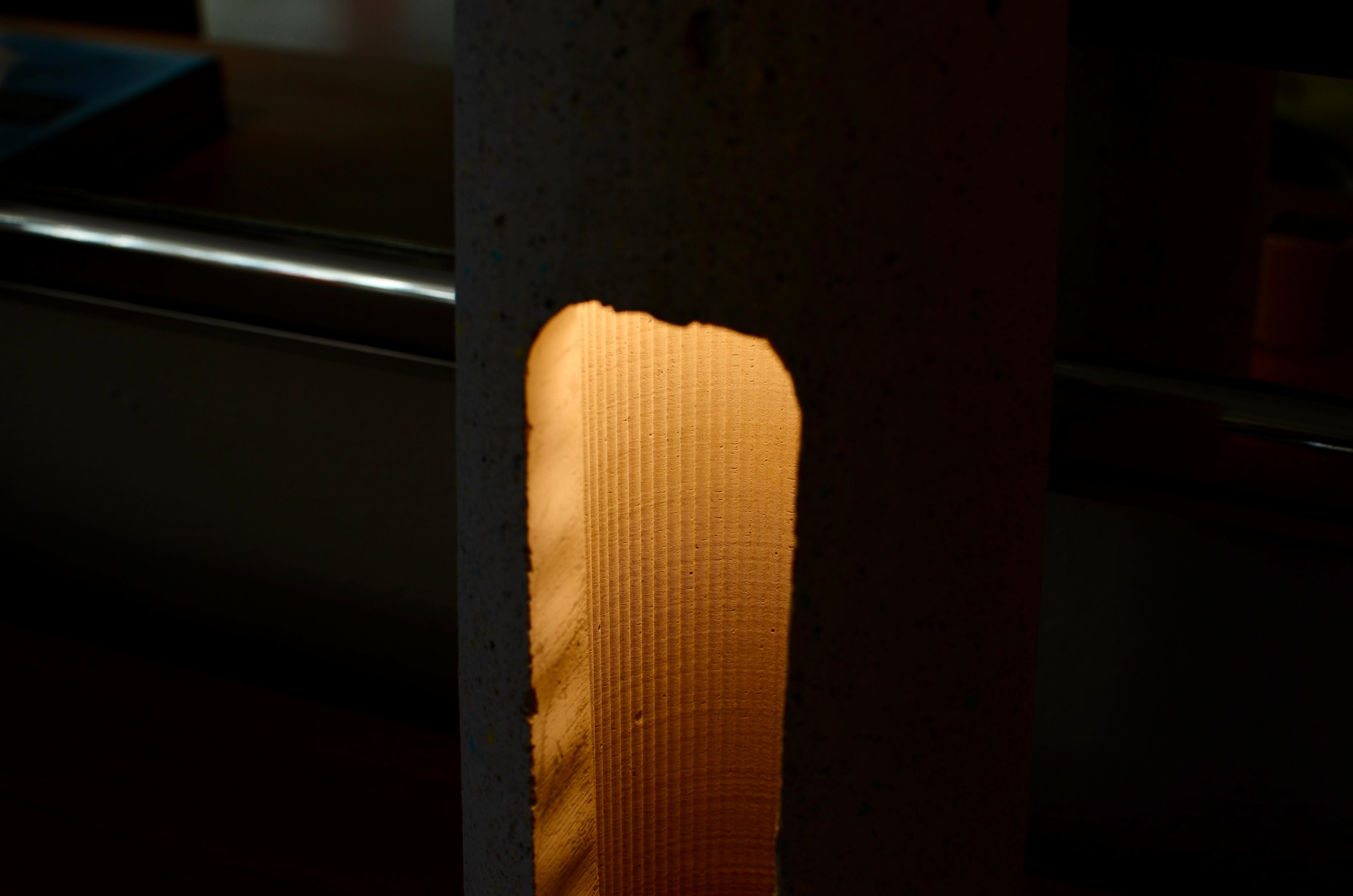 Lampe contemporaine sculpturale en béton durable par A James Haywood Neuf - En vente à Los Angeles, CA