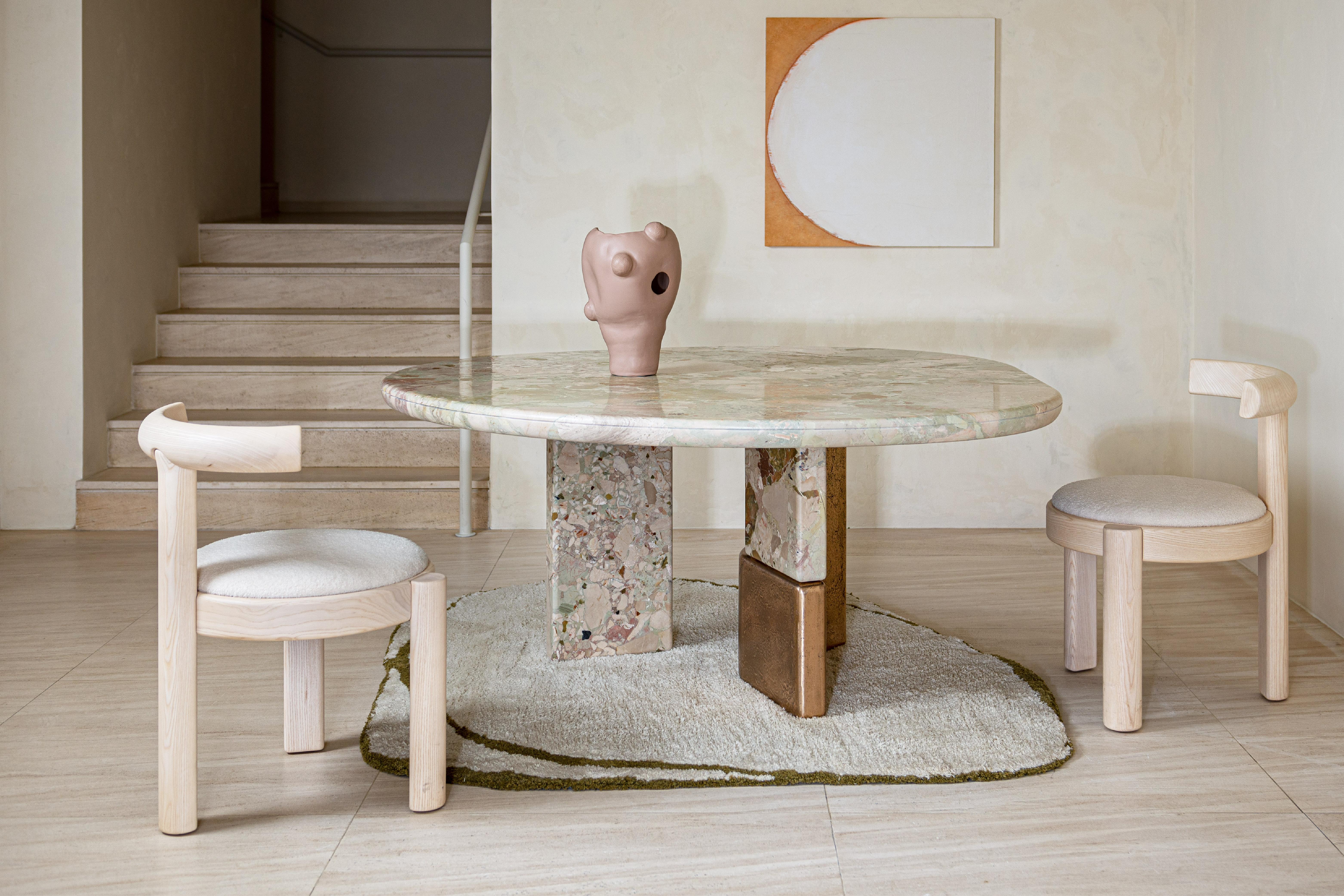 Ovoo table tells stories of faraway lands, belonging to the shamanic cult typical of Mongolia. The inspiration of this collection is the concept of “ovoo”: the piles of stones used as reference points at the top of the mountains, were in fact the
