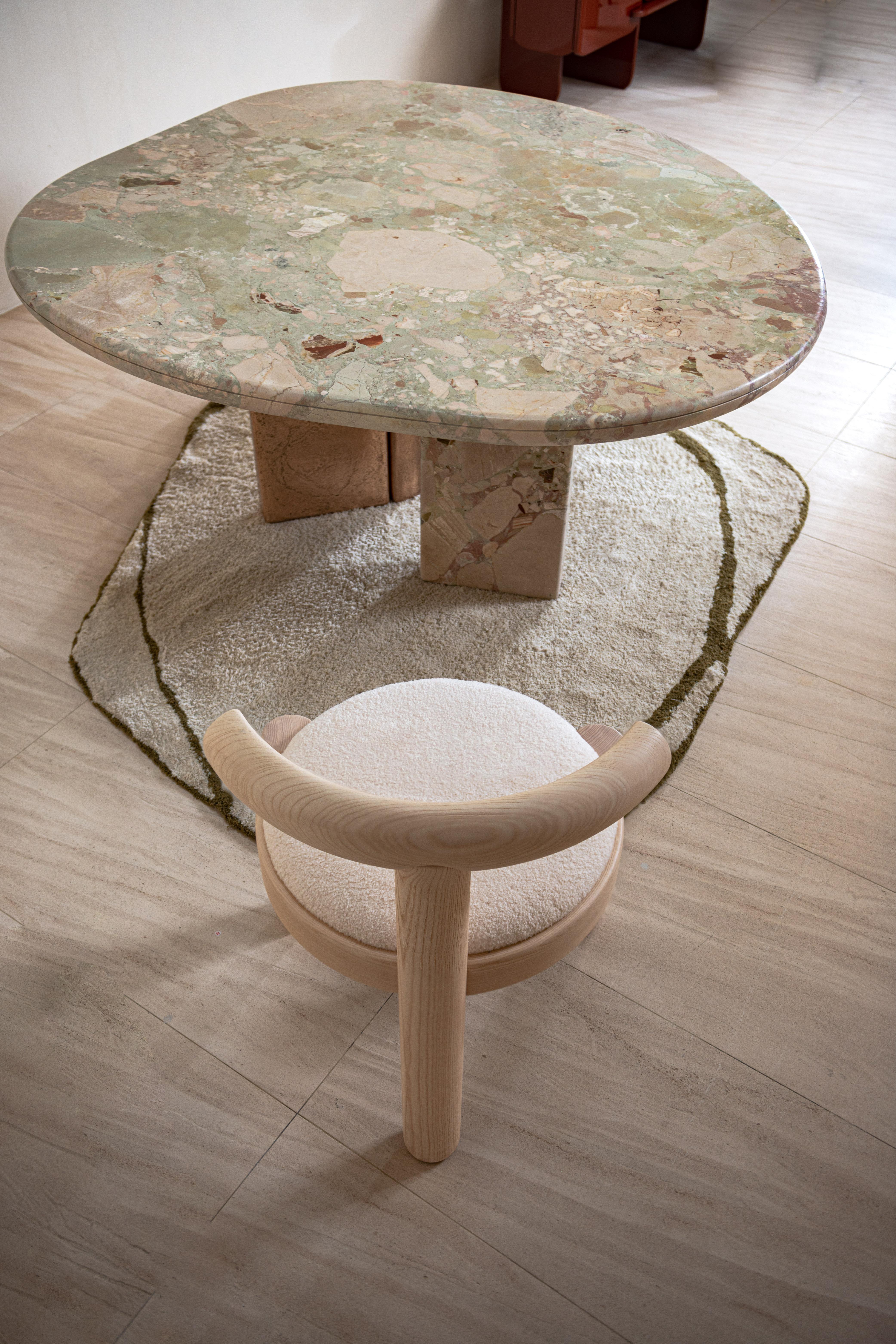 Moderne Table sculpturale contemporaine par HESSENTIA, plateau en marbre texturé et base en bronze en vente