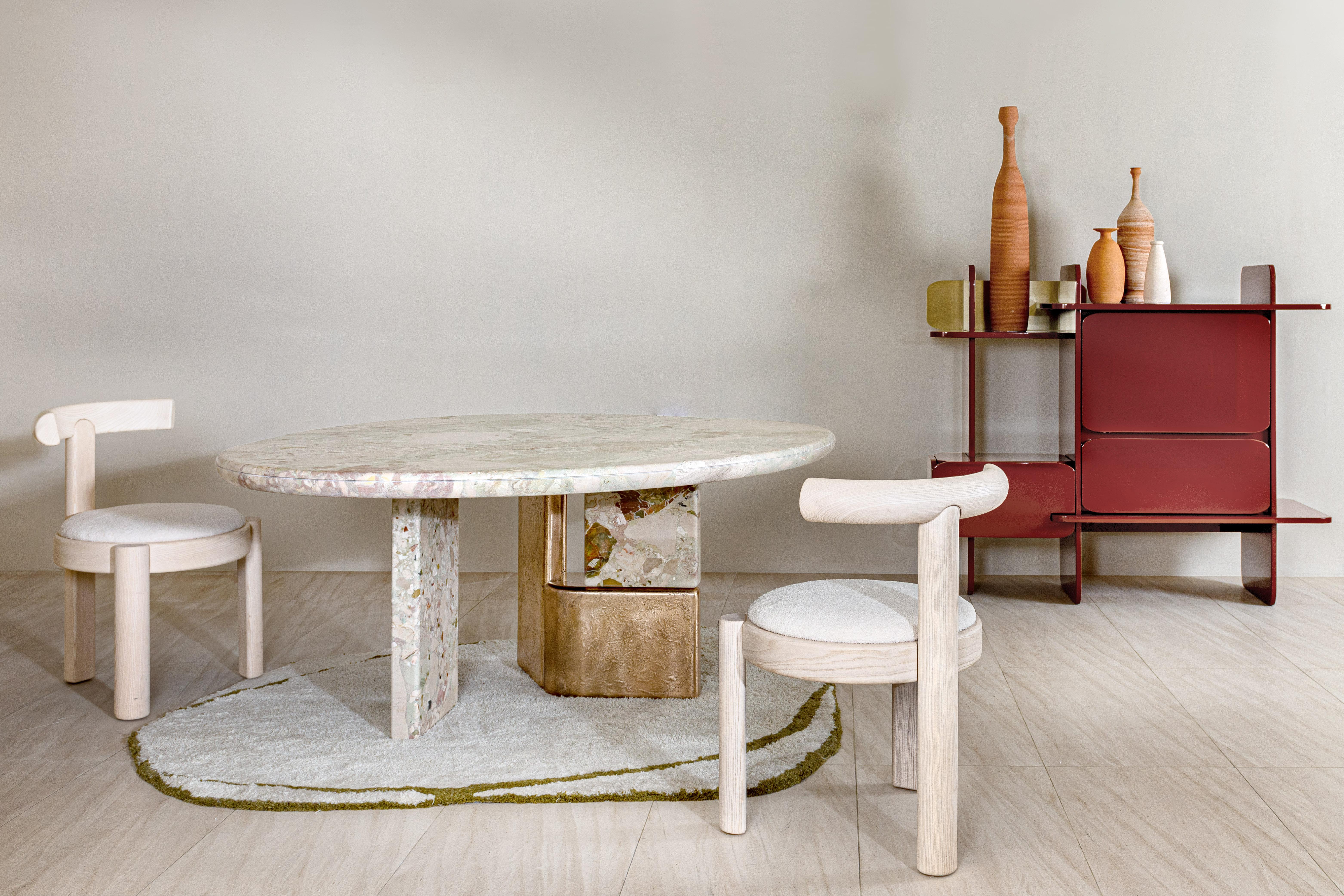 Table sculpturale contemporaine par HESSENTIA, plateau en marbre texturé et base en bronze Neuf - En vente à Carate, Brianza (MB)