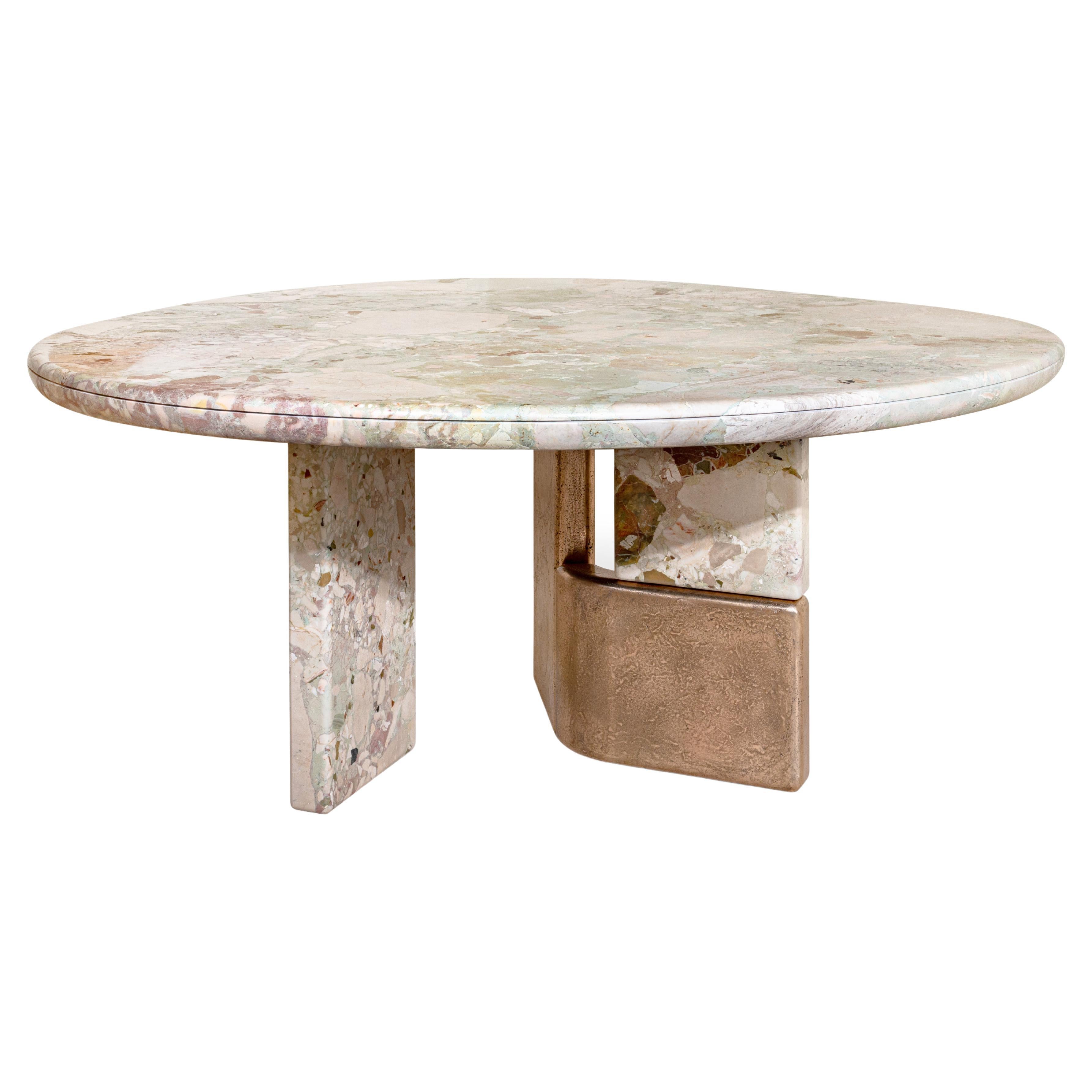 Table sculpturale contemporaine par HESSENTIA, plateau en marbre texturé et base en bronze