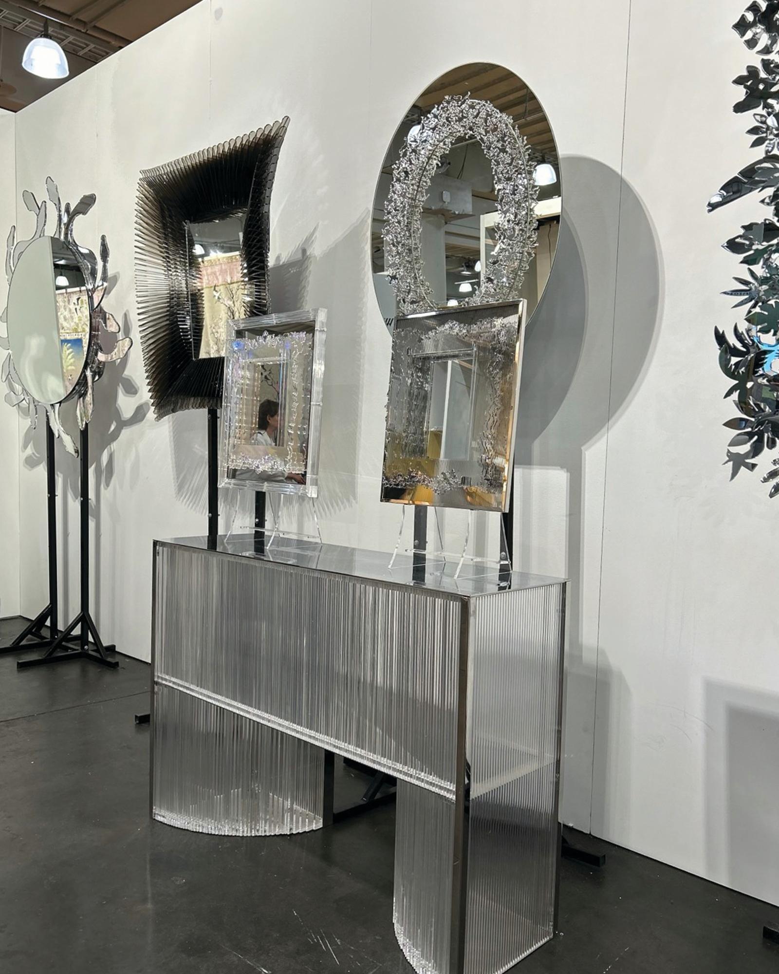 Miroir mural sculptural contemporain 'Choice' Objet d'art réfléchissant Fabriqué à la main en vente 4