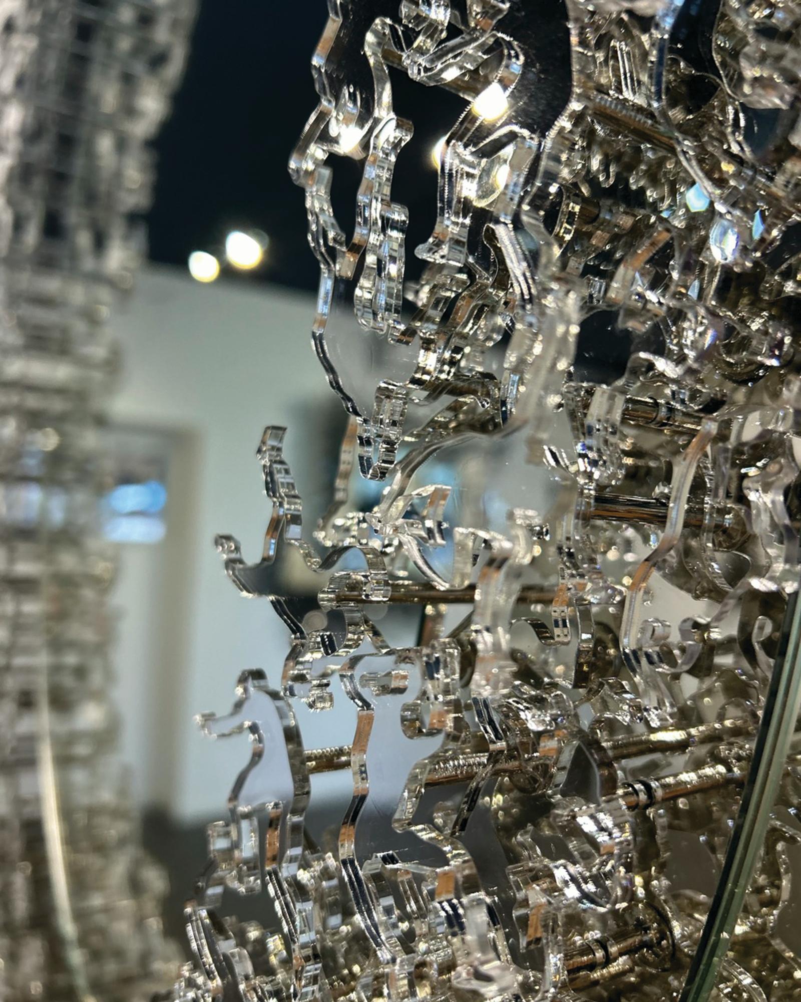 Vietnamien Miroir mural sculptural contemporain 'Choice' Objet d'art réfléchissant Fabriqué à la main en vente