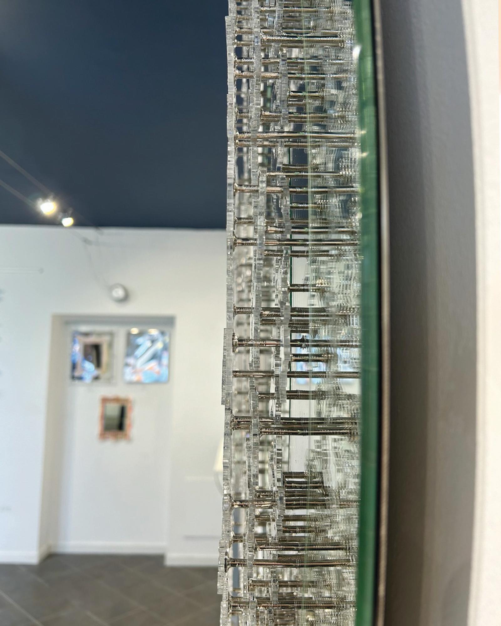 Fait main Miroir mural sculptural contemporain 'Choice' Objet d'art réfléchissant Fabriqué à la main en vente