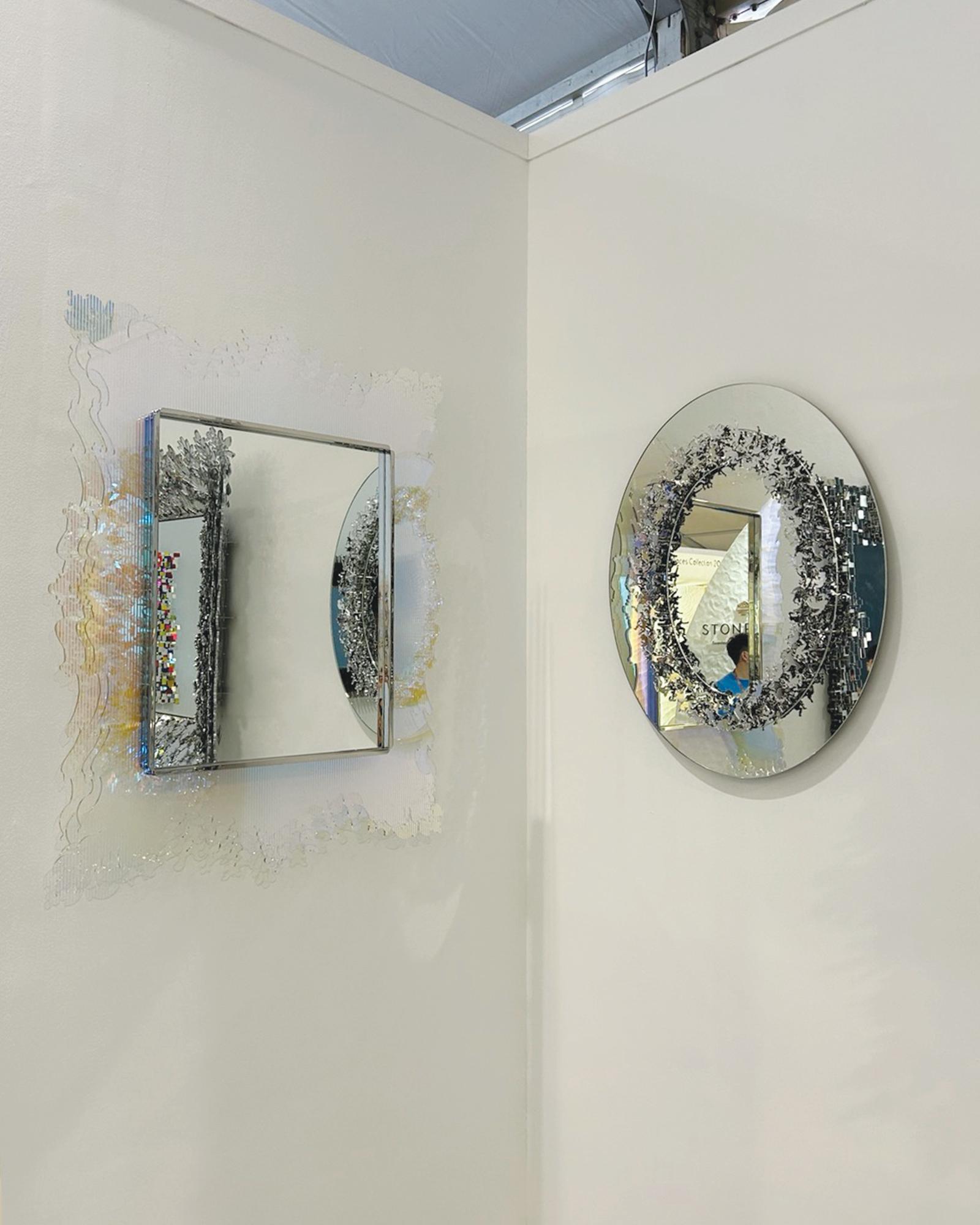 Acier inoxydable Miroir mural sculptural contemporain 'Choice' Objet d'art réfléchissant Fabriqué à la main en vente
