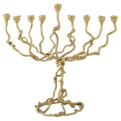 Menorah Escultórica Contemporánea Wisteria de Metal Fundido Dorado