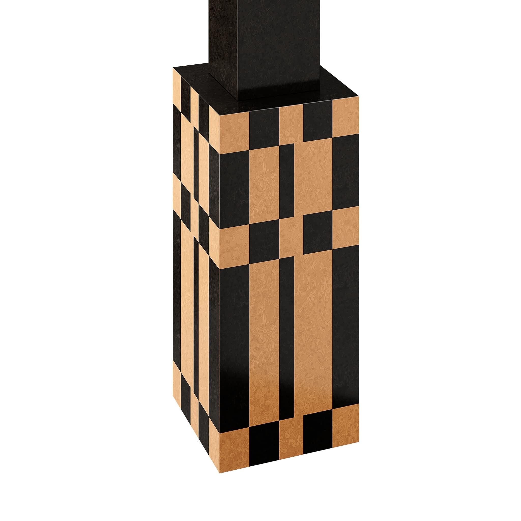 Portugais Totem en bois sculptural Contemporary Geometric Black & Natural Wood en vente