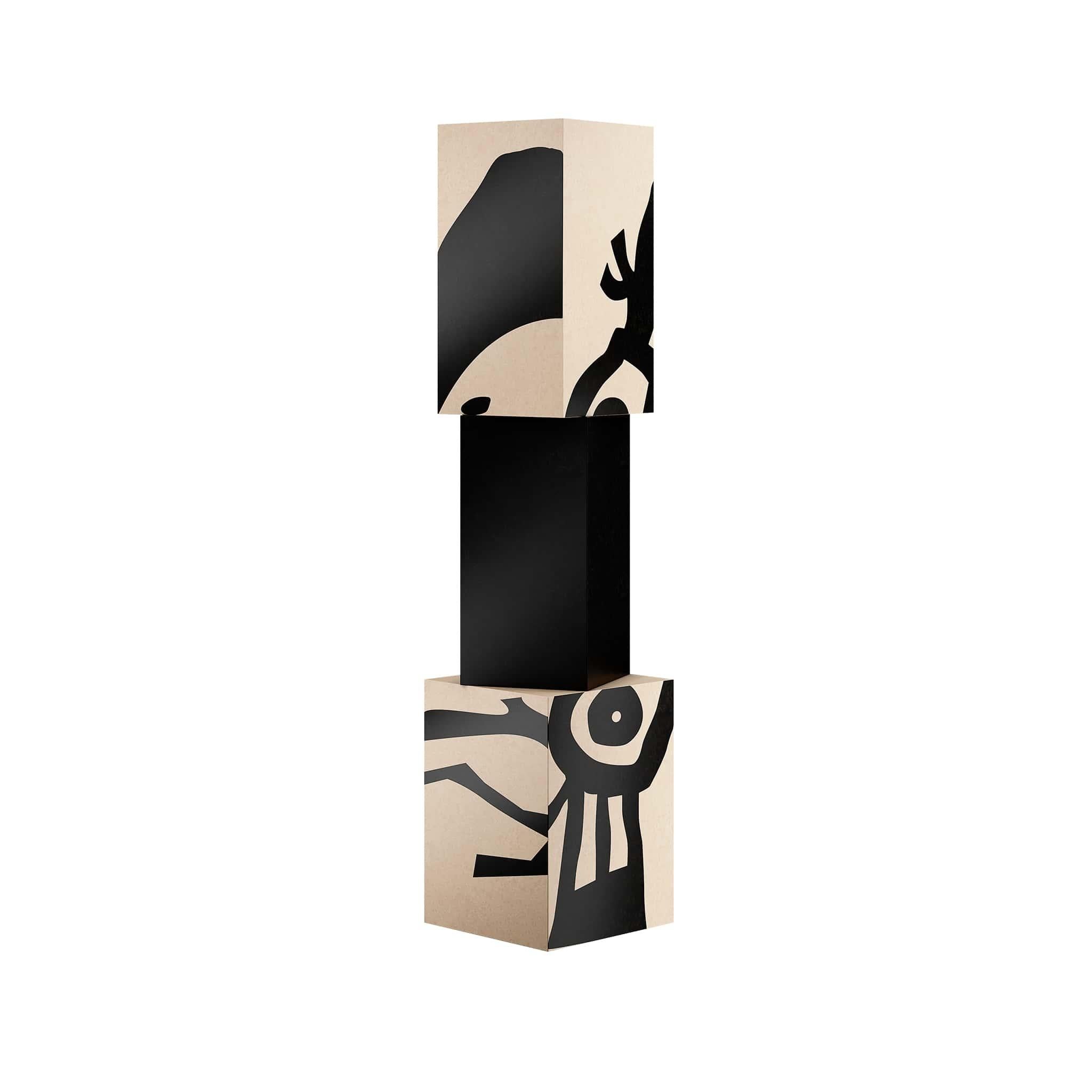 Der Brutus Totem ist mehr als ein modernes Wohnaccessoire, er ist ein Kontemplationsstück mit einem einzigartigen Muster, das an die Essenz antiker Kunst erinnert. Mit seiner geometrischen Form, verziert mit schwarzen Zeichnungen, die in prächtigen