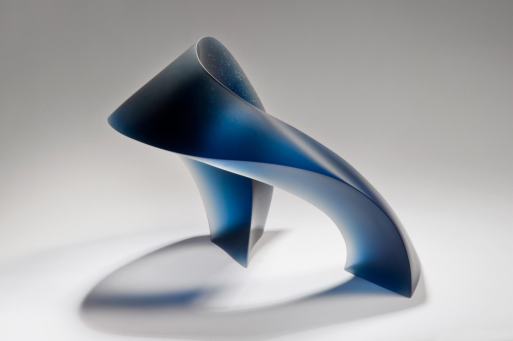 Zeitgenössische blaue Glasskulptur von Heike Brachlow (Englisch) im Angebot