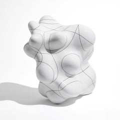 Scultura contemporanea in ceramica bianca di Steen Ipsen