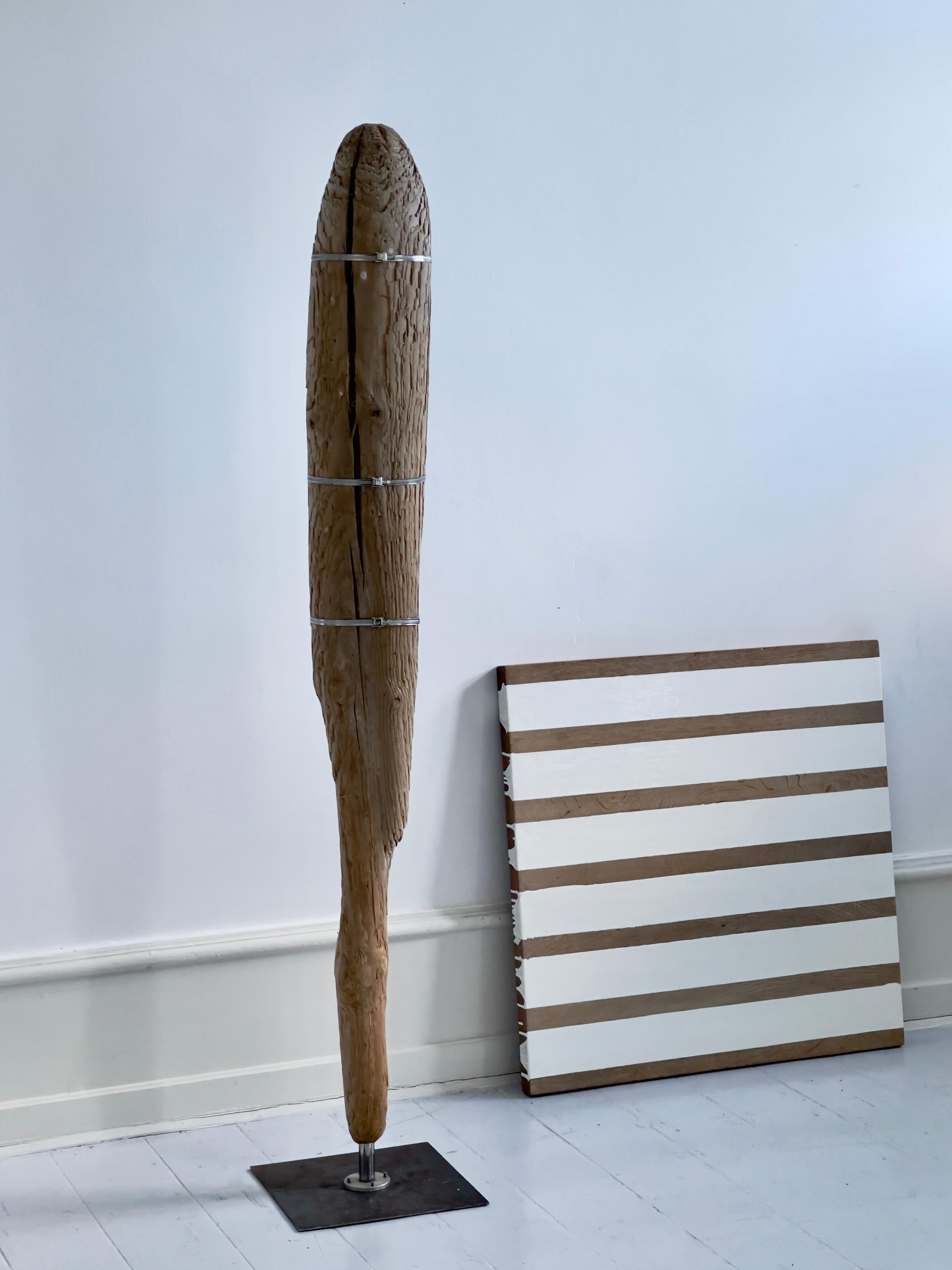  Einzigartige menschliche Größe Dekoration eines Drift Timber Skulptur auf Metall Stand. (Arts and Crafts) im Angebot