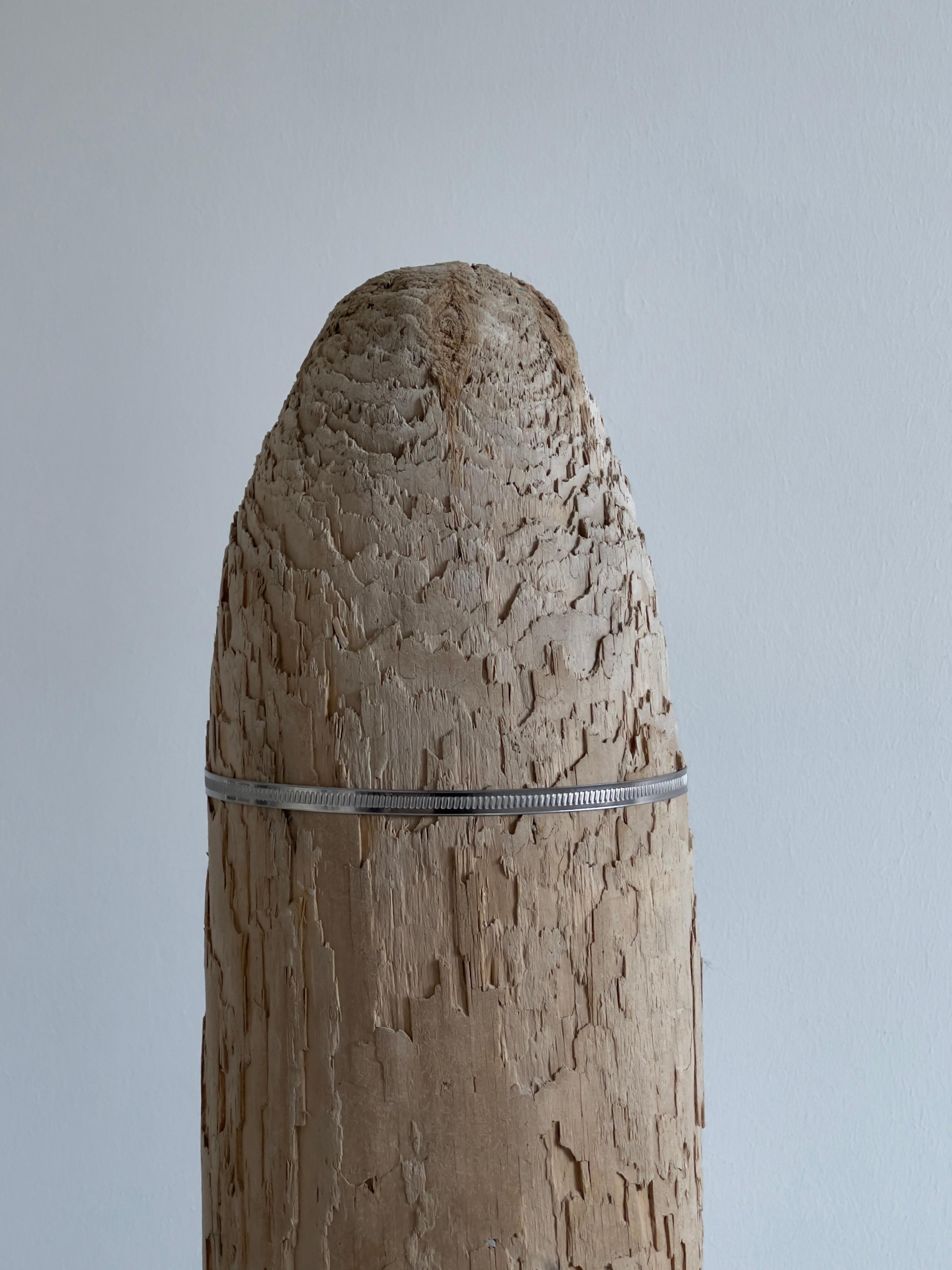 Métal  Sculpture unique de taille humaine en bois de dérive sur stand en métal. en vente