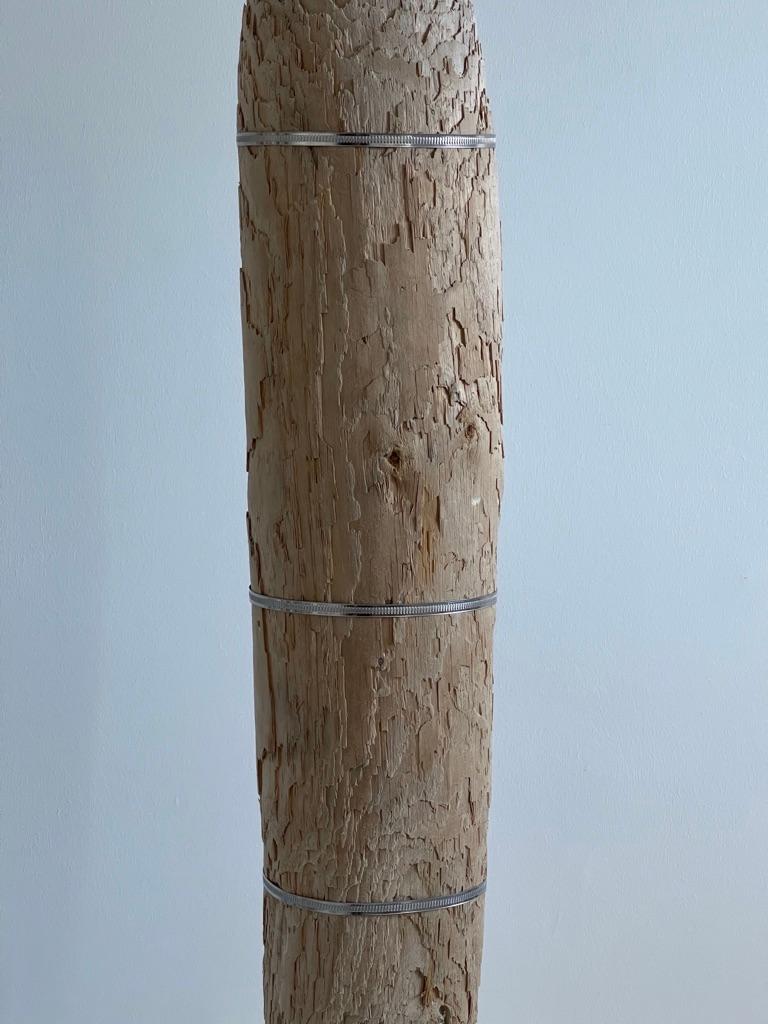  Einzigartige menschliche Größe Dekoration eines Drift Timber Skulptur auf Metall Stand. im Angebot 1