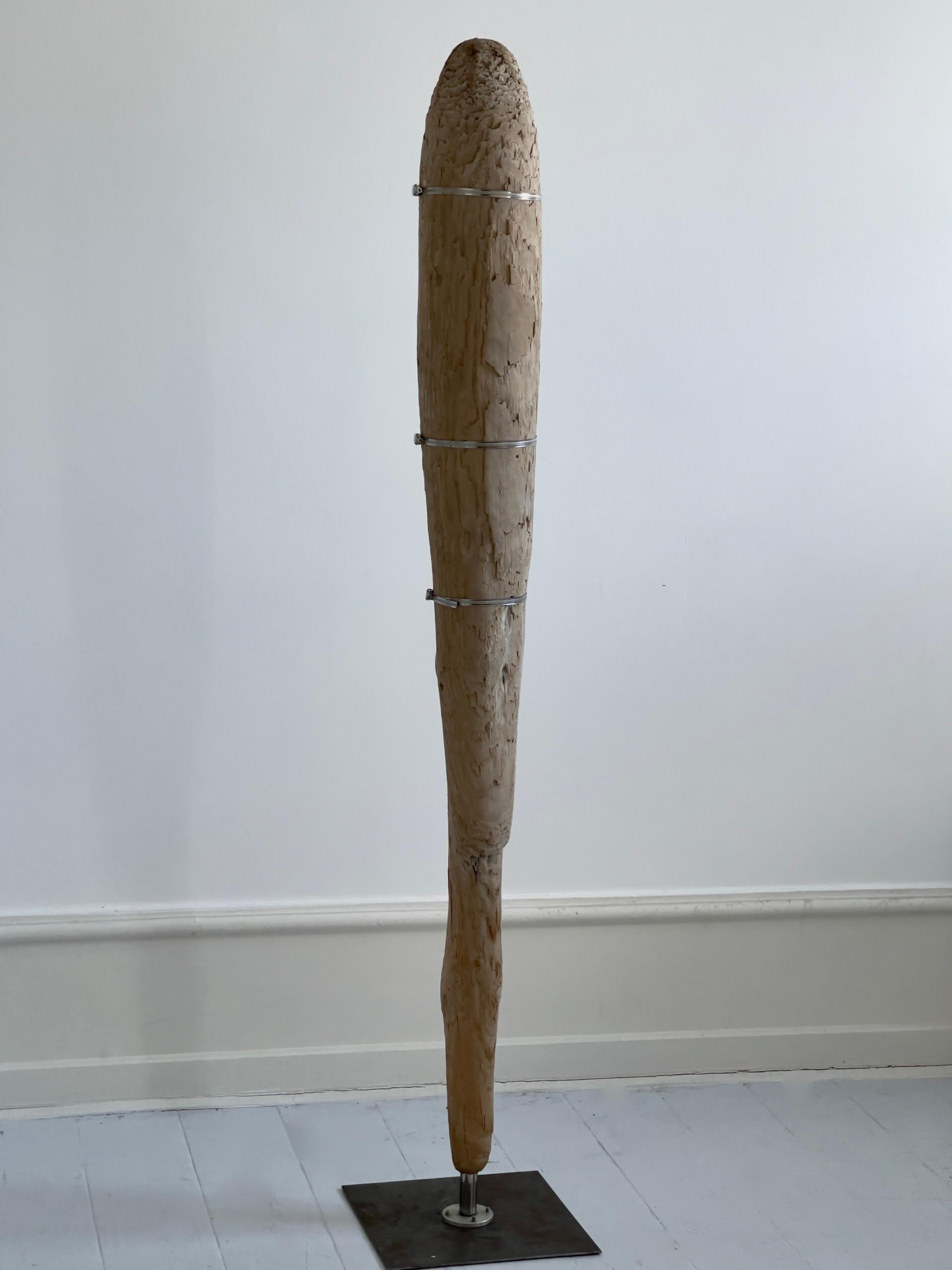  Sculpture unique de taille humaine en bois de dérive sur stand en métal. en vente 2