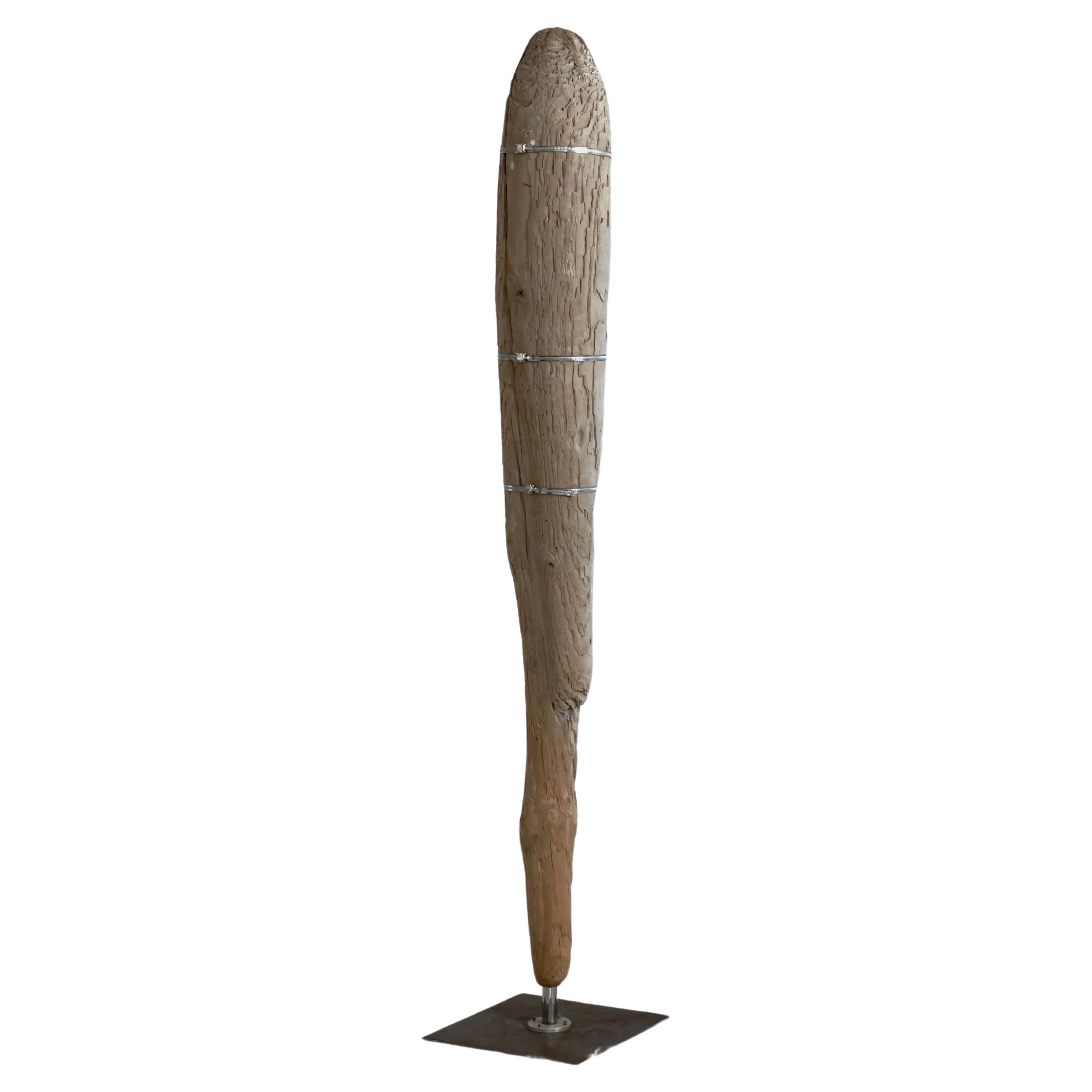 Sculpture unique de taille humaine en bois de dérive sur stand en métal. en vente