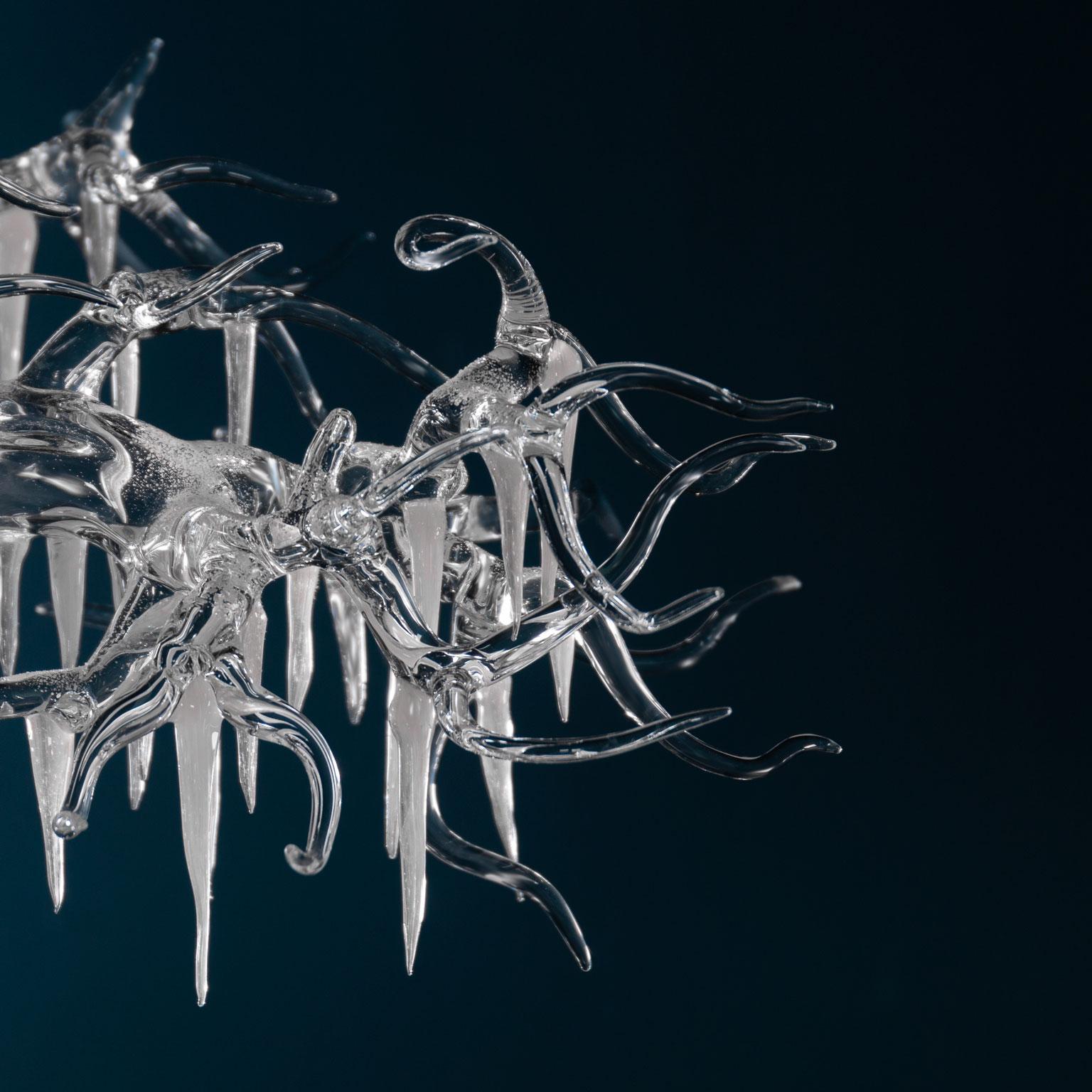 Fabriqué de main de maître par l'artiste italien de renom Simone Crestani.

Cette extraordinaire sculpture de bonsaï en verre gelé est une vision poétique de l'immobilité, de la délicatesse et de la force suspendue dans le temps. Soufflée à la main