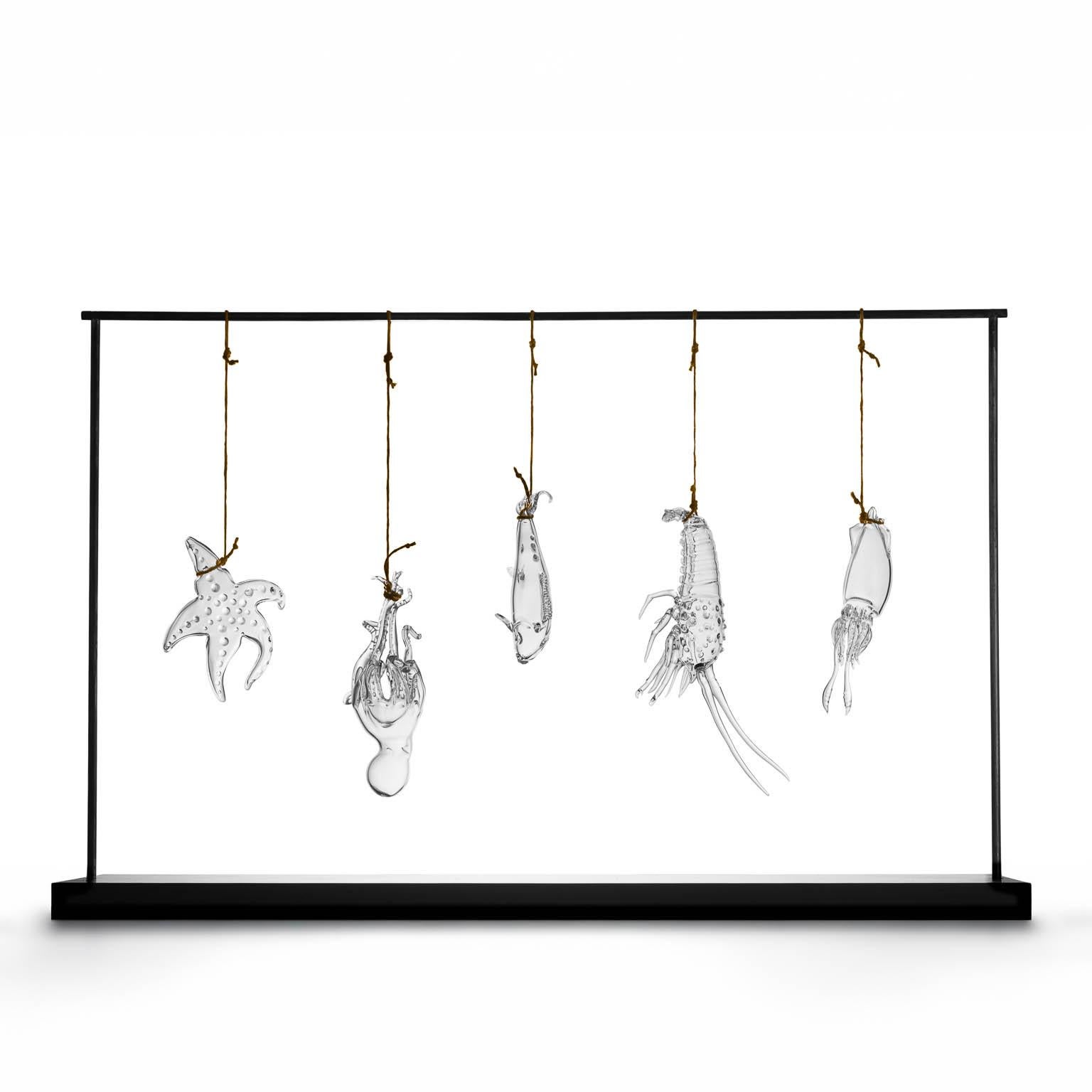 La Pesca Miracolosa - (Pesca Miracolosa)
Scultura in vetro contemporanea di Simone Crestani
Pezzo unico

Pesca Miracolosa cattura un momento di rara grazia: il sogno di un pescatore diventa realtà, dove immaginazione e Nature si allineano. In questa
