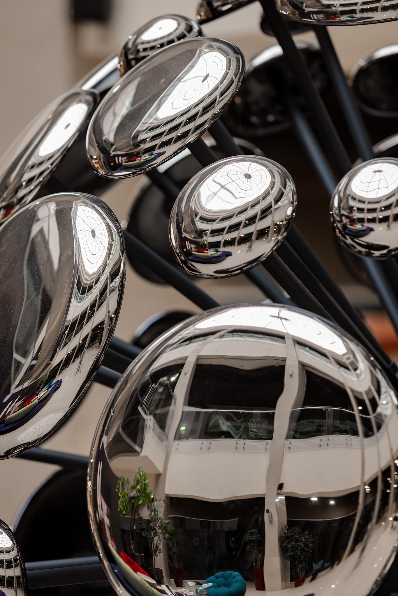 The Space Expansion di Serhii e Ihor Fomichov è un capolavoro contemporaneo, meticolosamente realizzato per evocare emozioni profonde ed esplorare l'intricato legame tra il personale e il cosmico. Ogni elemento in vetro, impreziosito da un