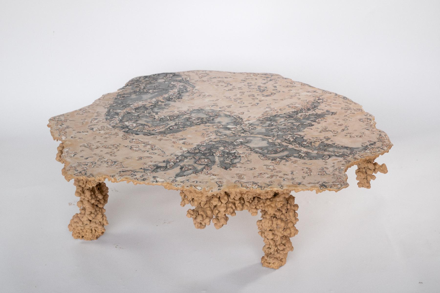 Cette série s'inspire des vestiges antiques et des motifs des sols en mosaïque romaine, avec leurs tesselles minutieusement travaillées, appelées opus vermiculatum.

Les pièces évoquent les passages stratifiés du temps - d'anciens établissements