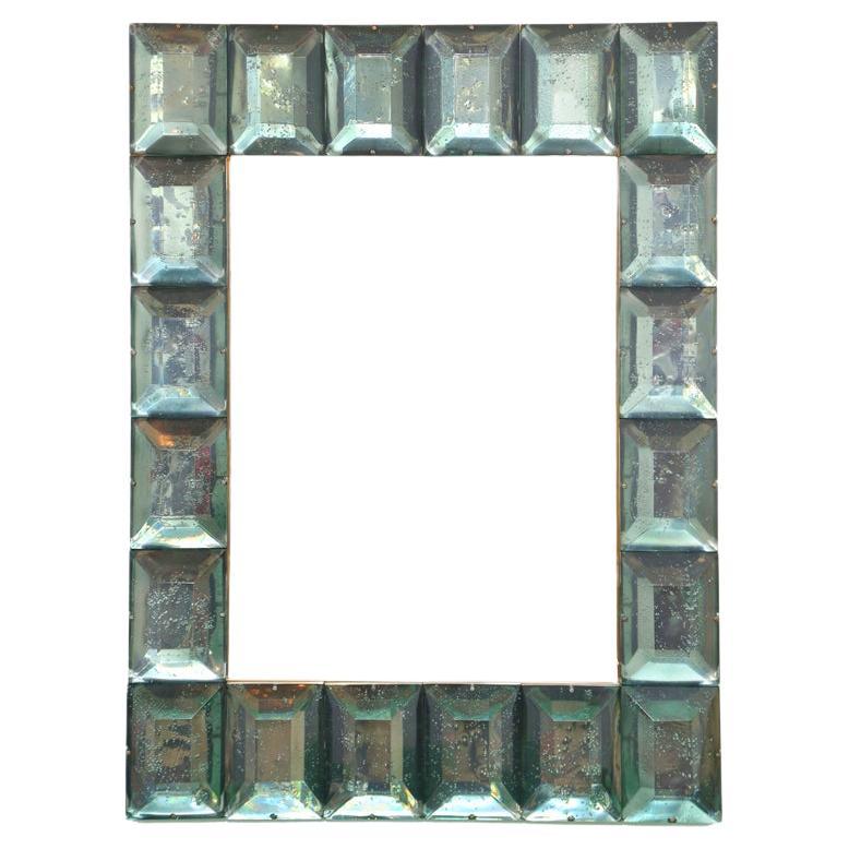  Miroir contemporain en bloc de verre de Murano à losanges, en stock
 Bloc de verre d'un vert marin vif et intense avec des éléments naturels  inclusions d'air partout 
 Motif à facettes hautement poli
 Galerie de laiton
 Produit de luxe fabriqué à