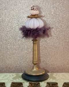 Curiosità contemporanea di riccio di mare con piume e conchiglie