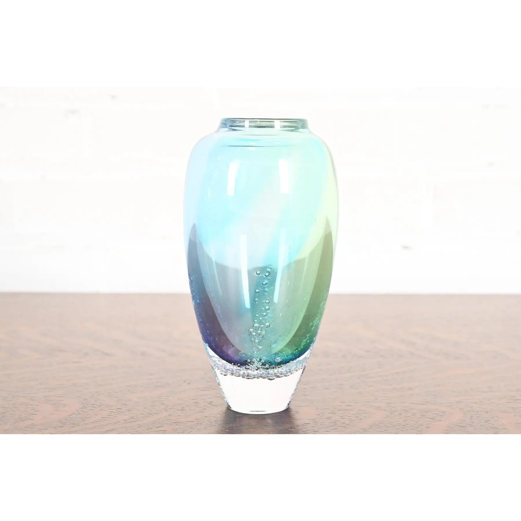 Uno splendido vaso contemporaneo in vetro soffiato a mano

Di Buzz Blodgett, 