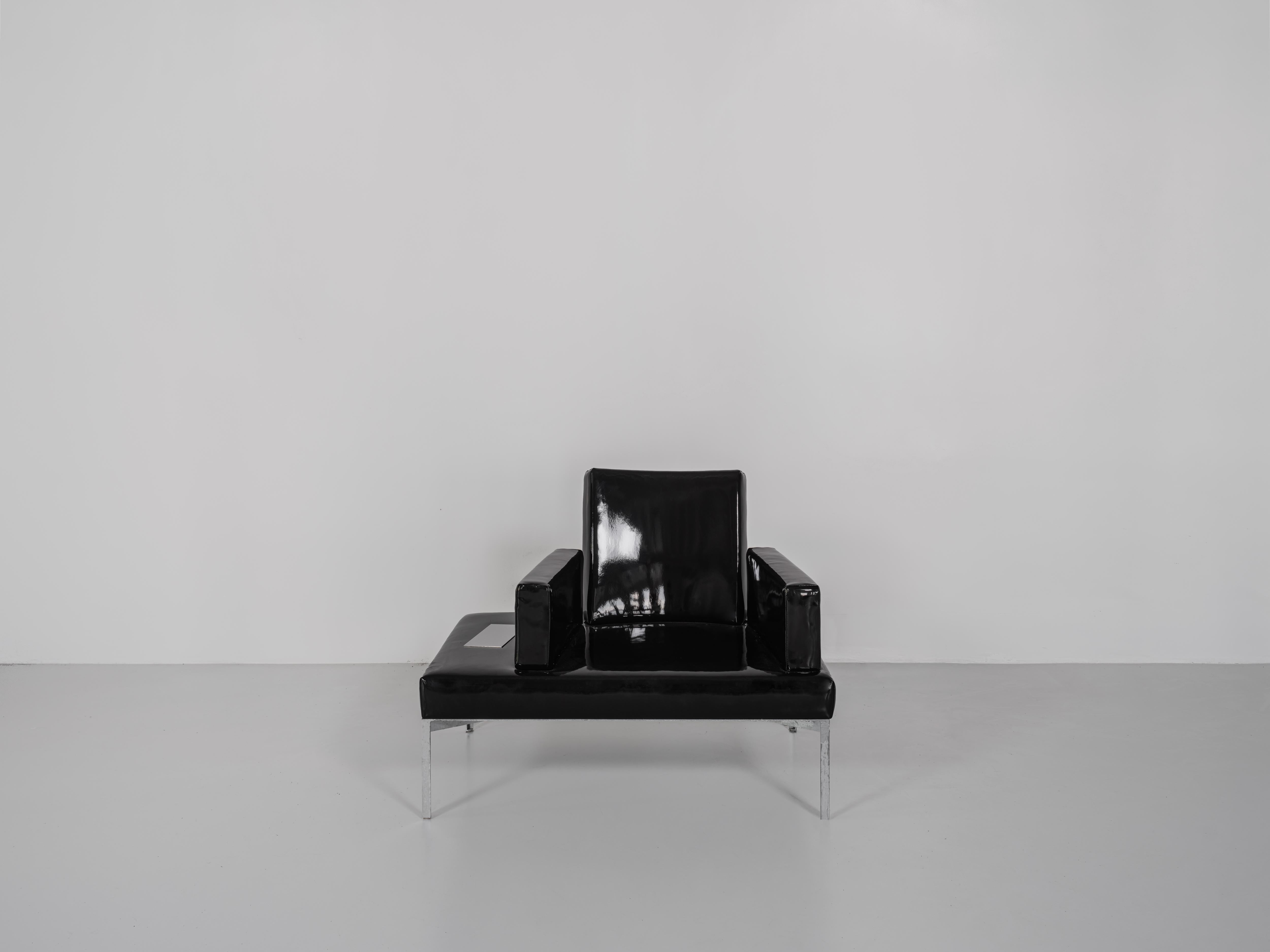 Sam Chermayeff
Club chair
From the series “Beasts”
Produced in exclusive for Side Gallery
Manufactured by ERTL und ZULL
Berlin, 2021
Galvanized steel, black vinyl upholstery
Contemporary Design

Measurements
95 cm x 69 cm x 75,5h cm (33,7