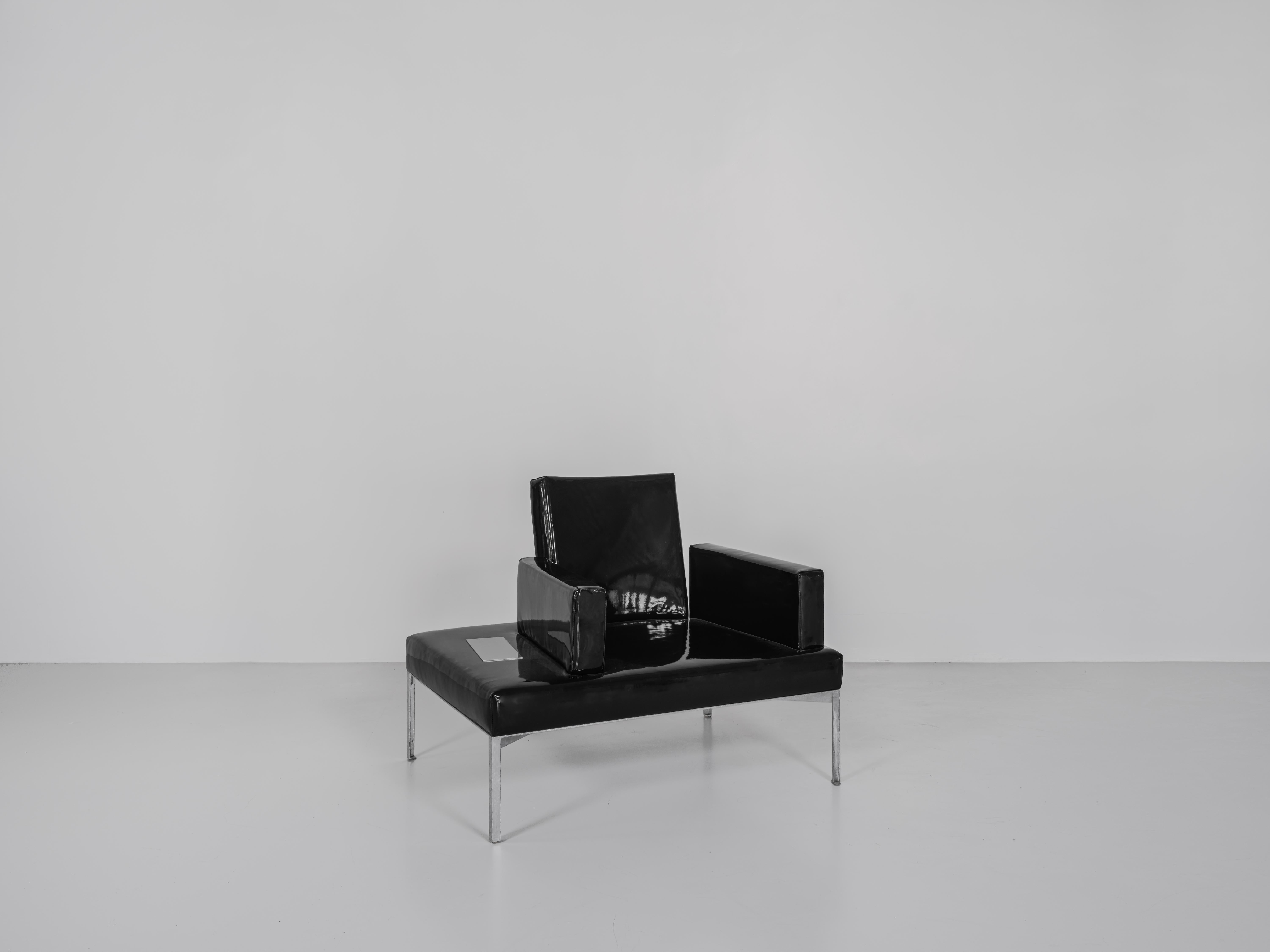 Zeitgenössischer Sessel mit schwarzer Vinylpolsterung aus Stahl 