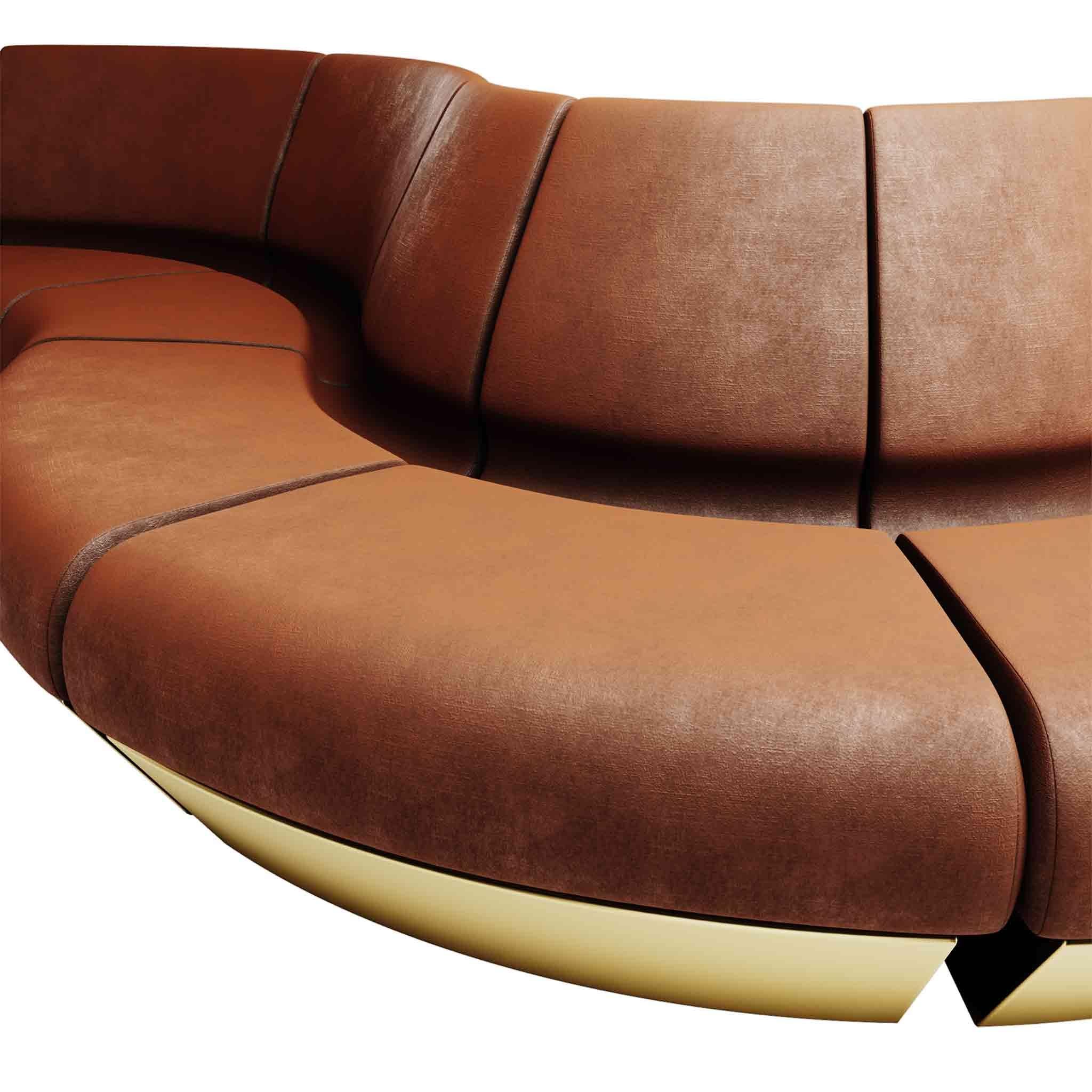 Contemporary Sectional Curvy Sofa mit Samtpolsterung und polierten Messingdetails (Moderne der Mitte des Jahrhunderts) im Angebot