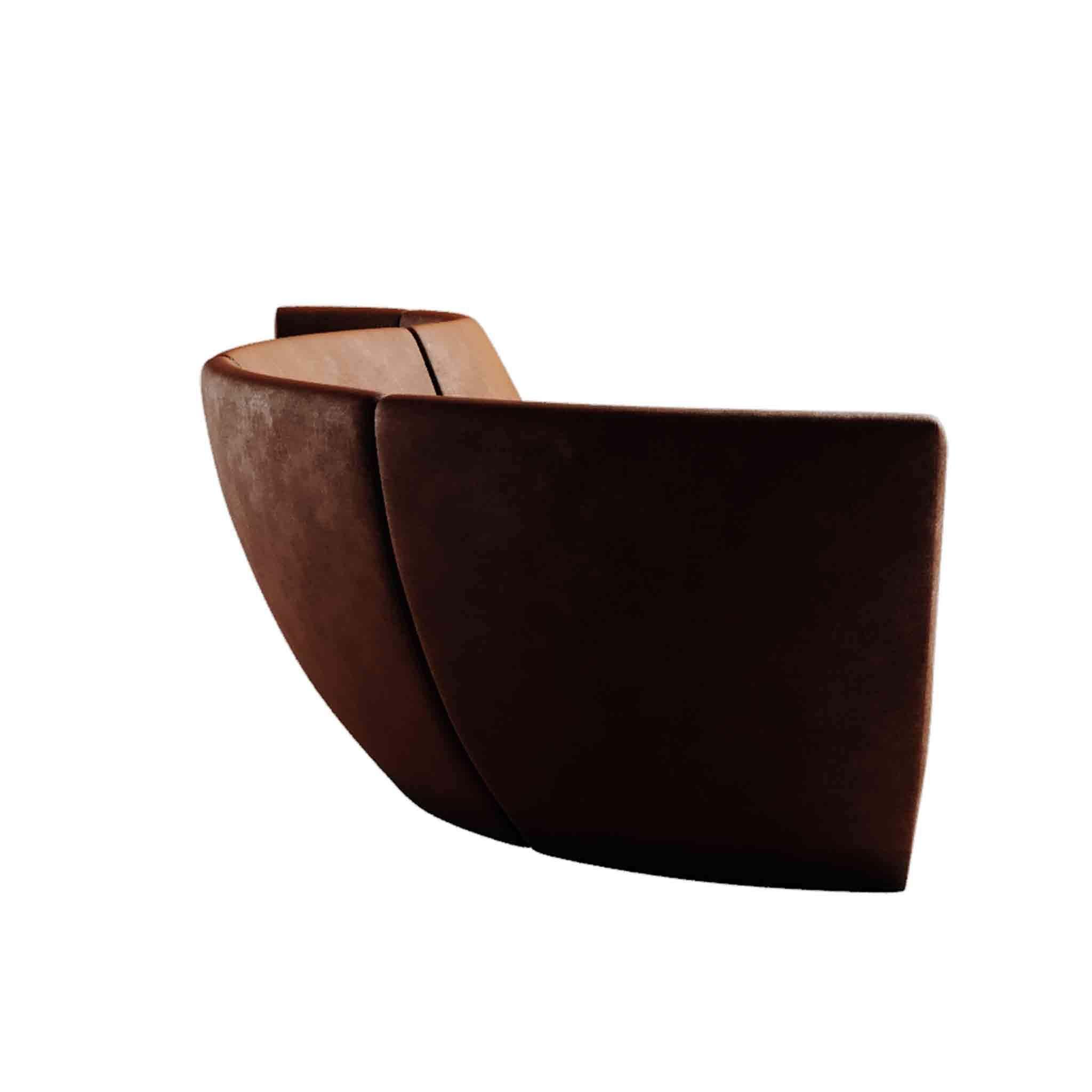 Poli Canapé sectionnel Contemporary Curvy Sofa en velours et détails en laiton poli en vente