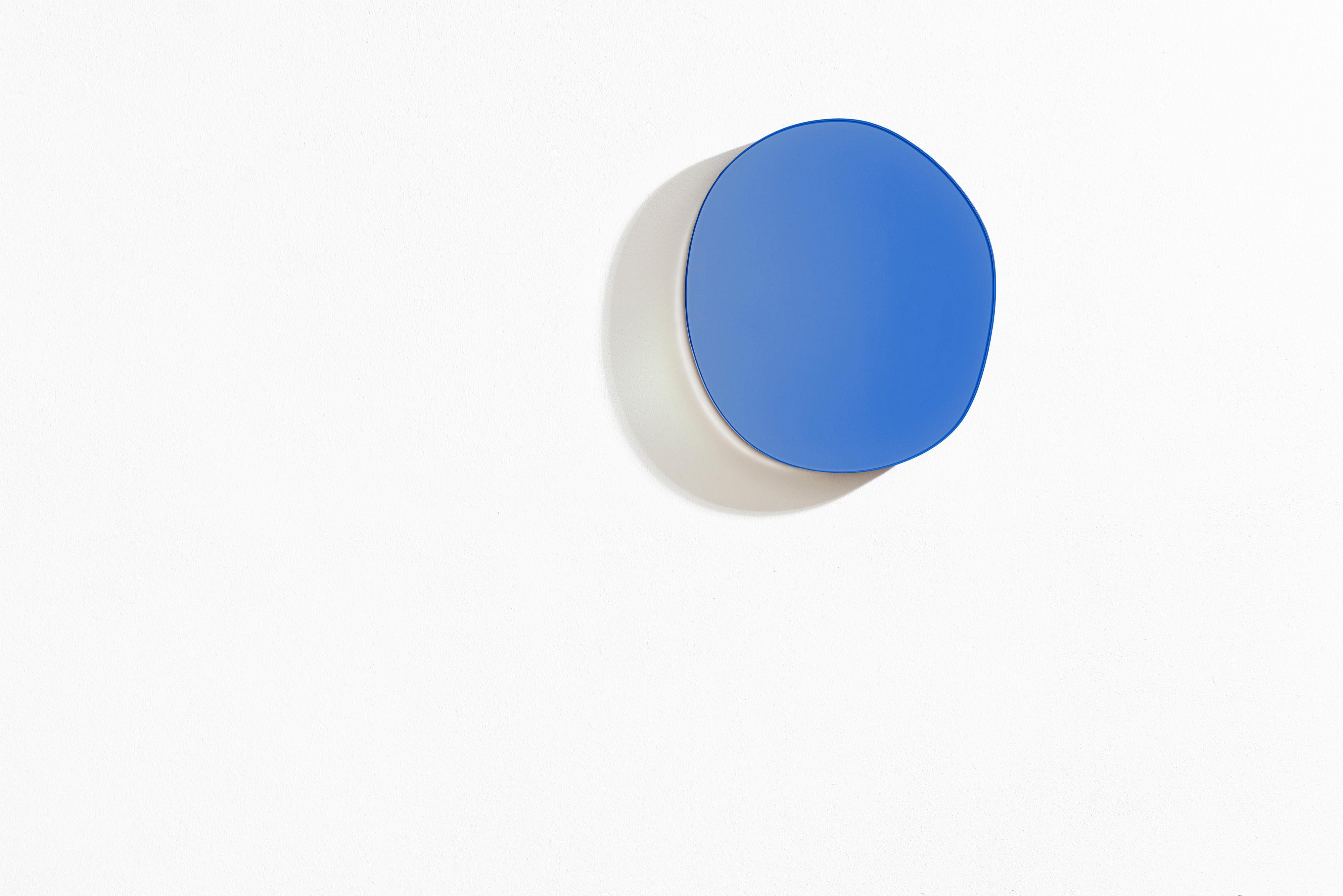 Contemporary Seeing Glass Off Round Blue Wandspiegel Thin 400 von Sabine Marcelis (Moderne) im Angebot