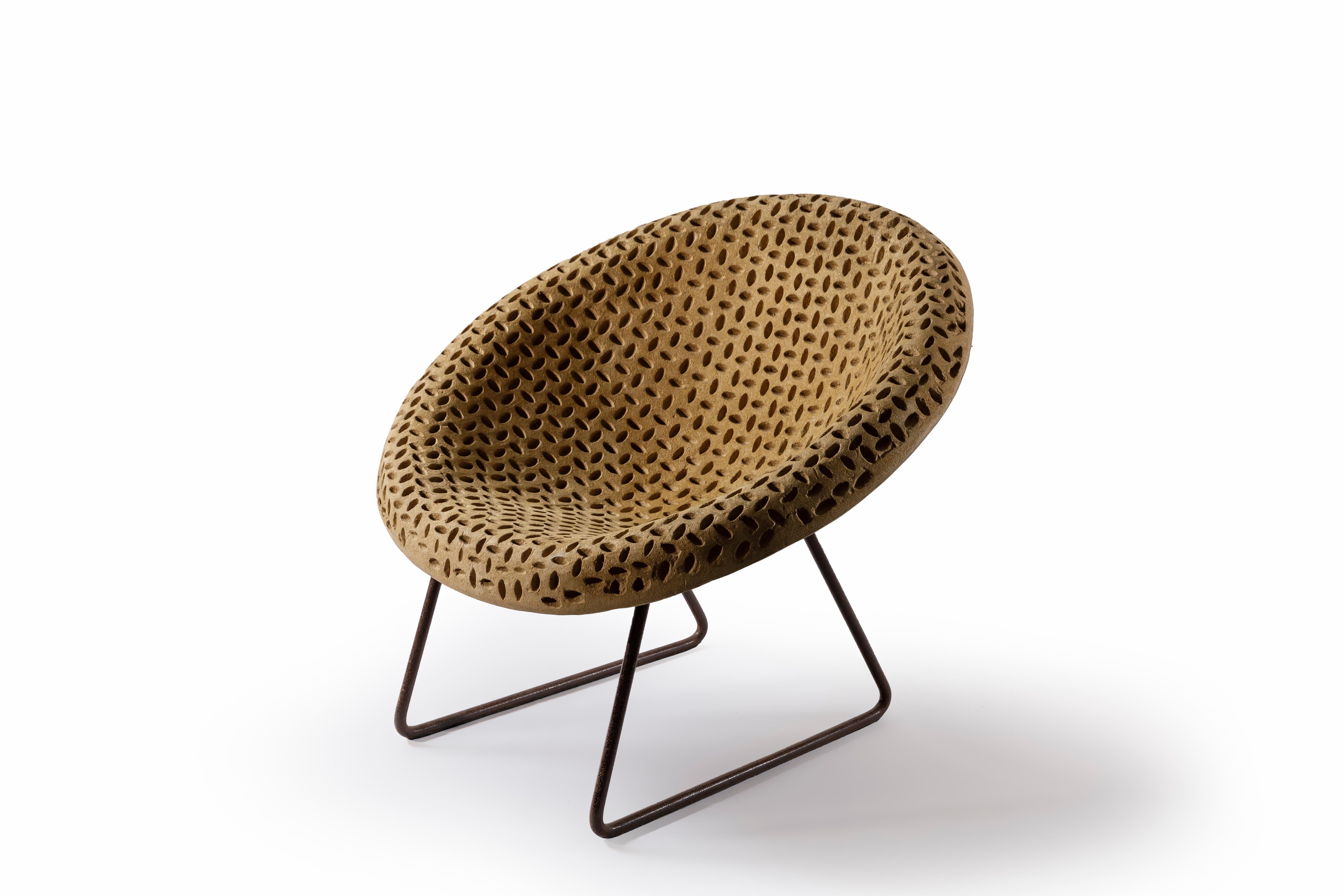 Contemporary Semine lounge chair in paper machè technic and iron structure by Domingos Tótora.
Totora produces his works from discarded cartons recycled, each piece has their own time to be ready, his process is completely handcrafted.

About the